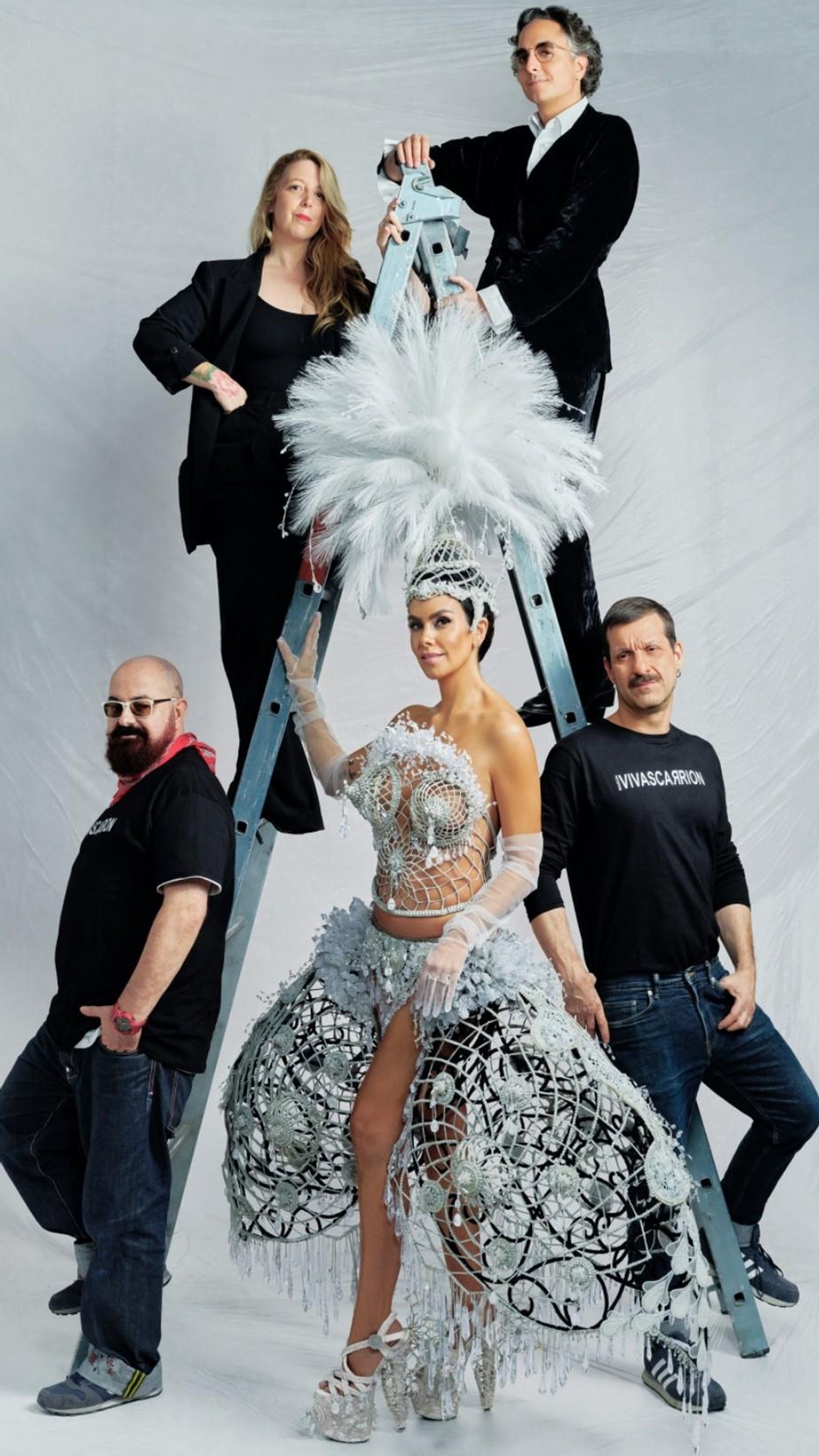 Cristina Pedroche y el equipo que ha elaborado el vestido de Nochevieja 2024