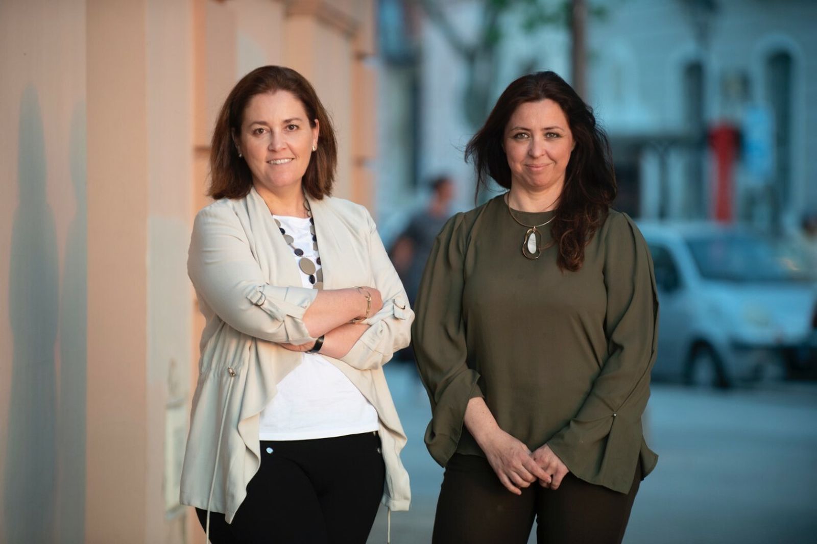 Isabel Suraña, a la derecha, junto a Paula Vilches.