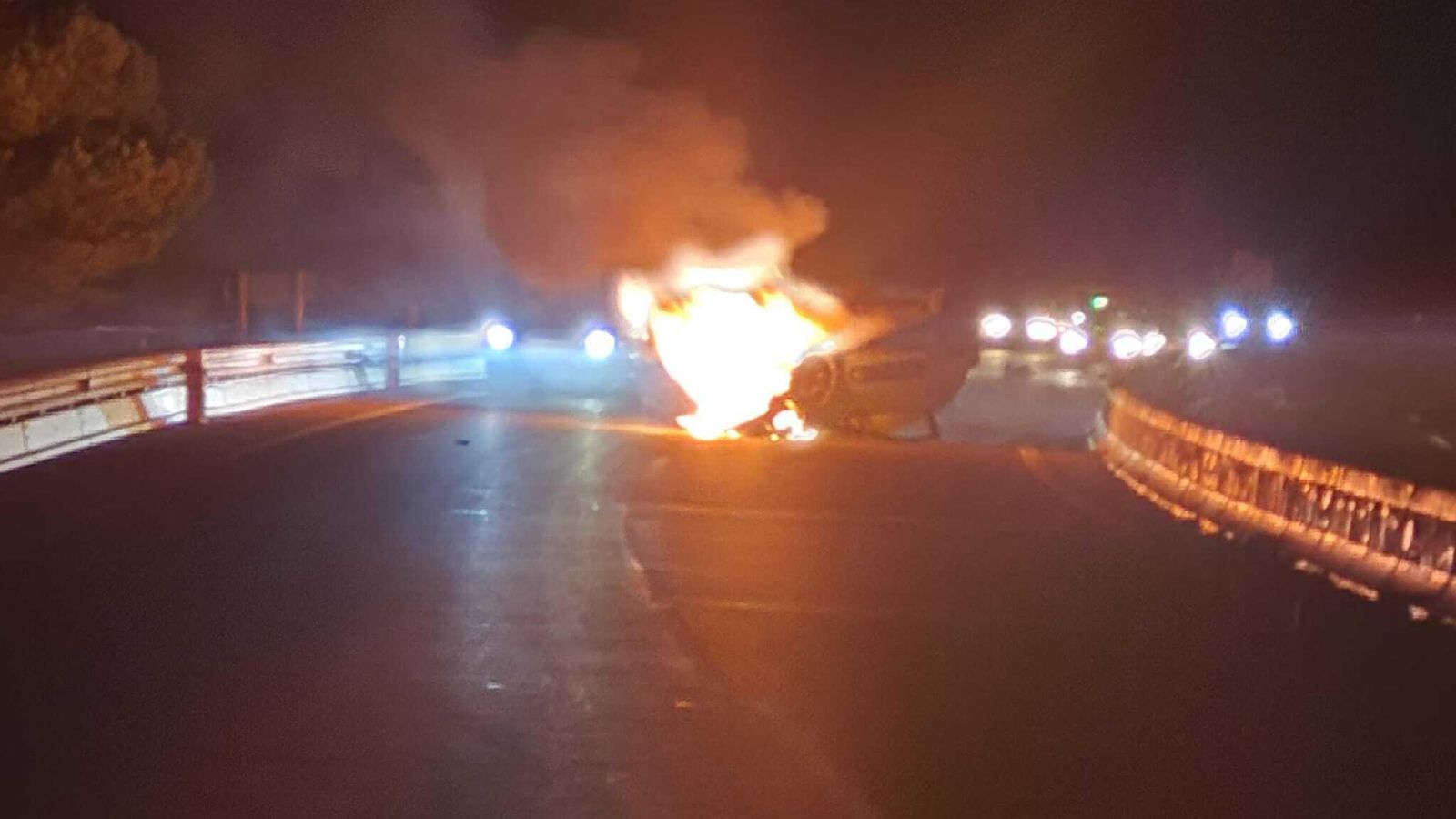 El vehículo ardiendo en mitad de la calzada.