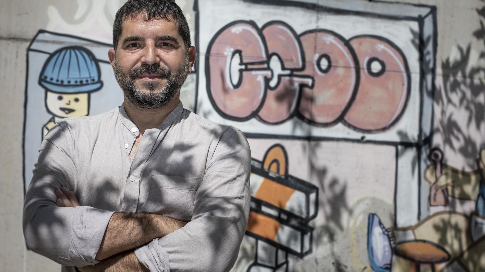 Daniel Mesa junto al grafiti de CCOO
