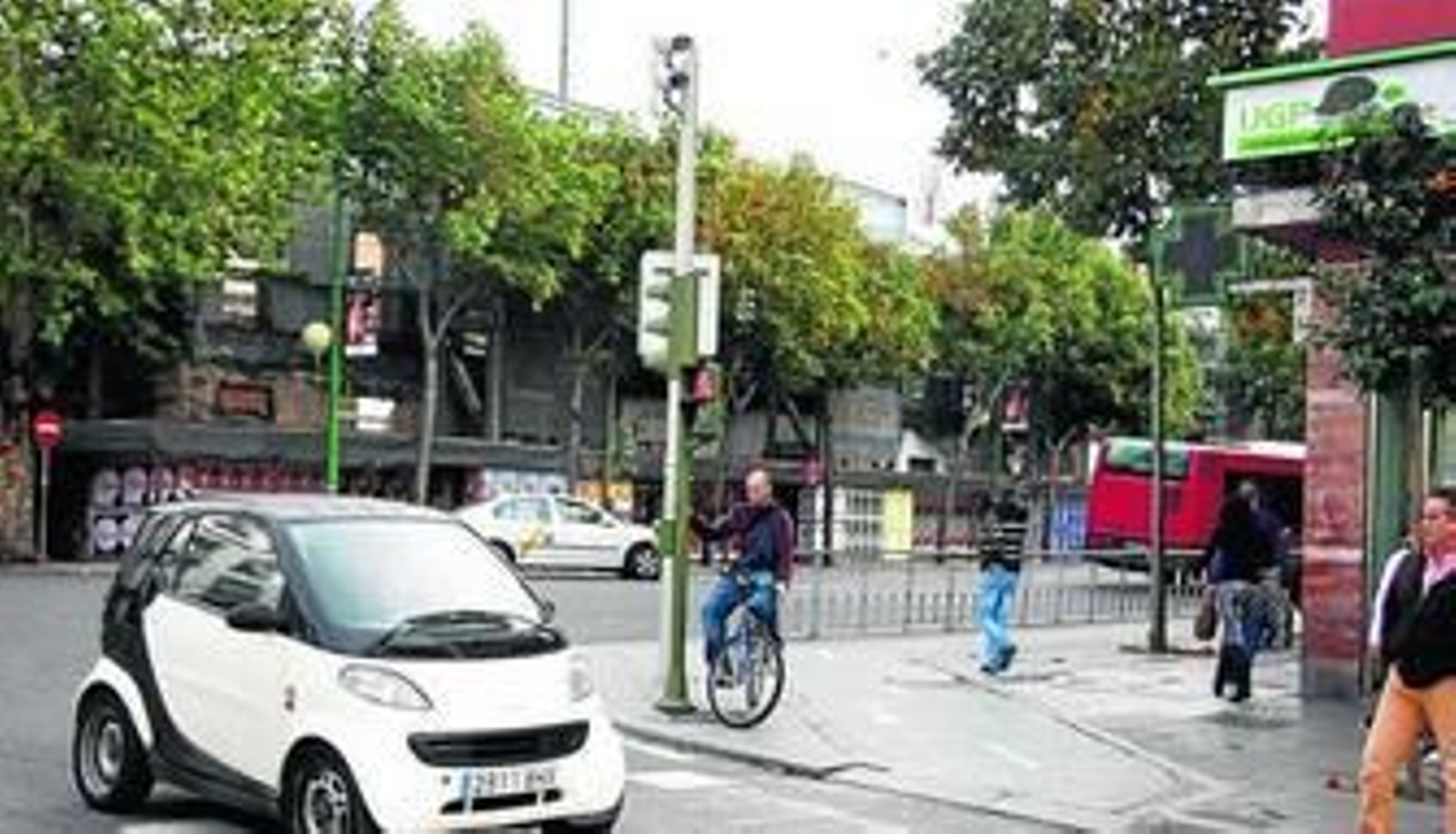 Un coche accede ayer al casco histórico por la Puerta de Carmona, una de las entradas al centro controladas por cámaras.