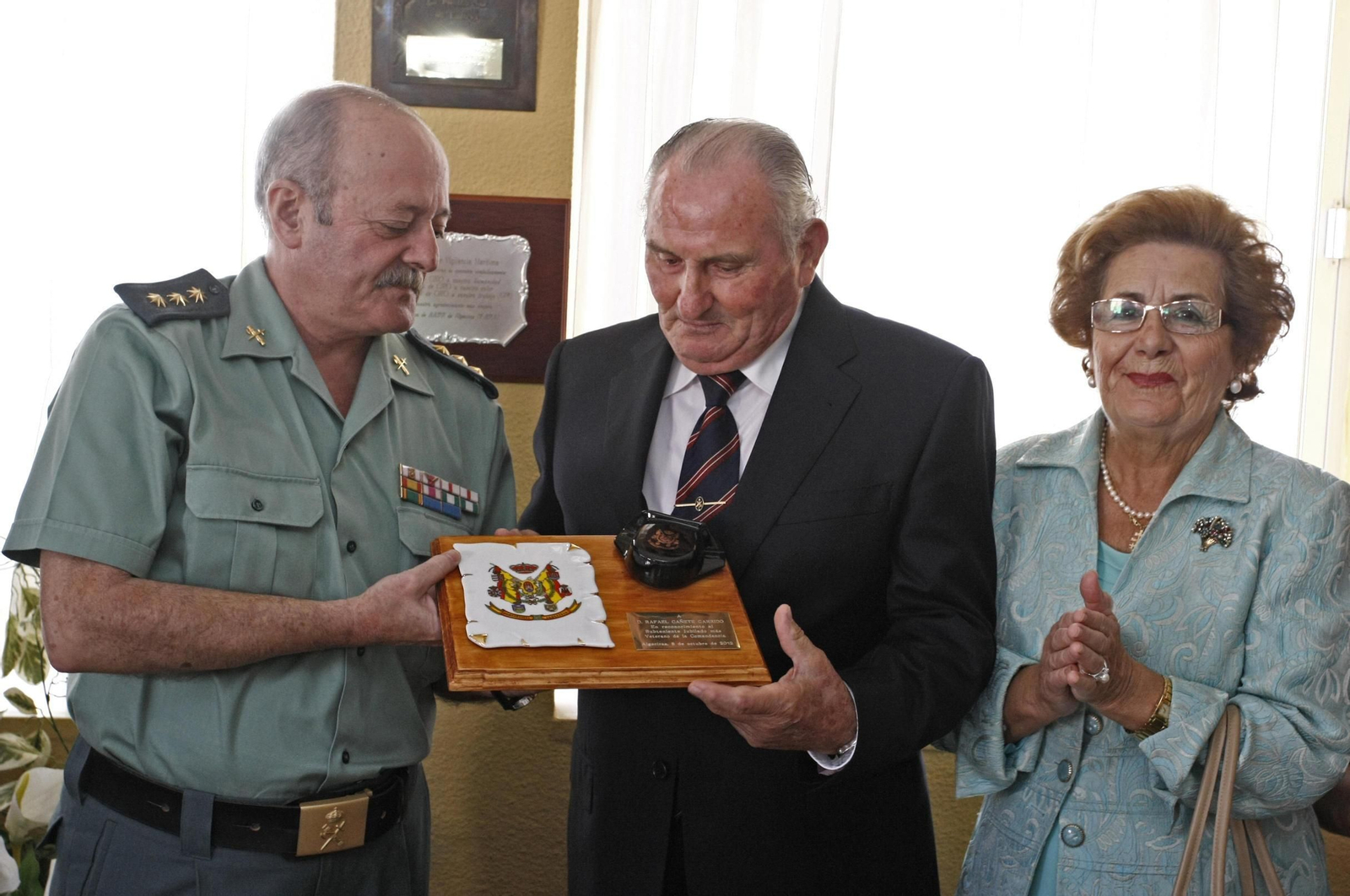 Marcial Vázquez entrega una placa a Rafael Cañete, al lado de su esposa