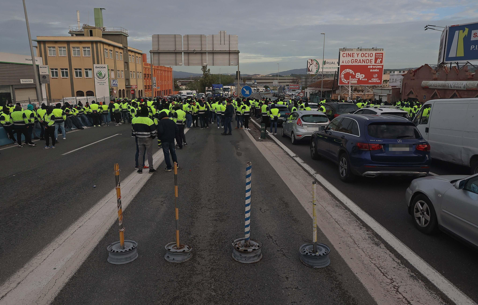 El nuevo corte de la A7 por los huelguistas de Acerinox, en imágenes