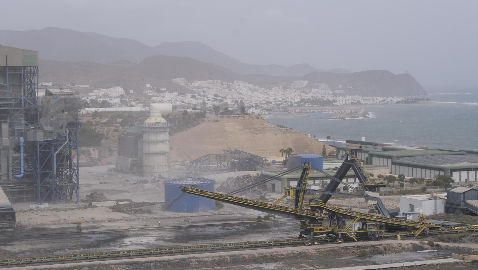 El derribo de la Torre Litoral de Endesa en Carboneras, en imágenes