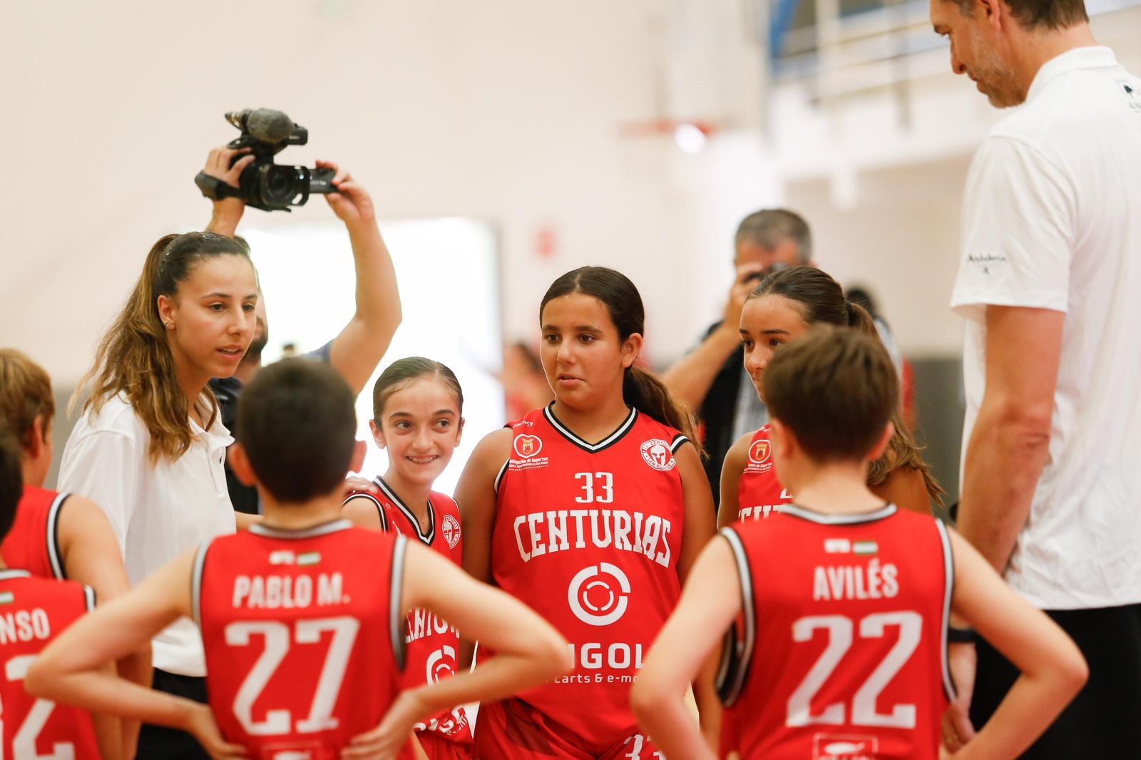 Fotos del encuentro de Pau Gasol con niños en el pabellón de San Roque