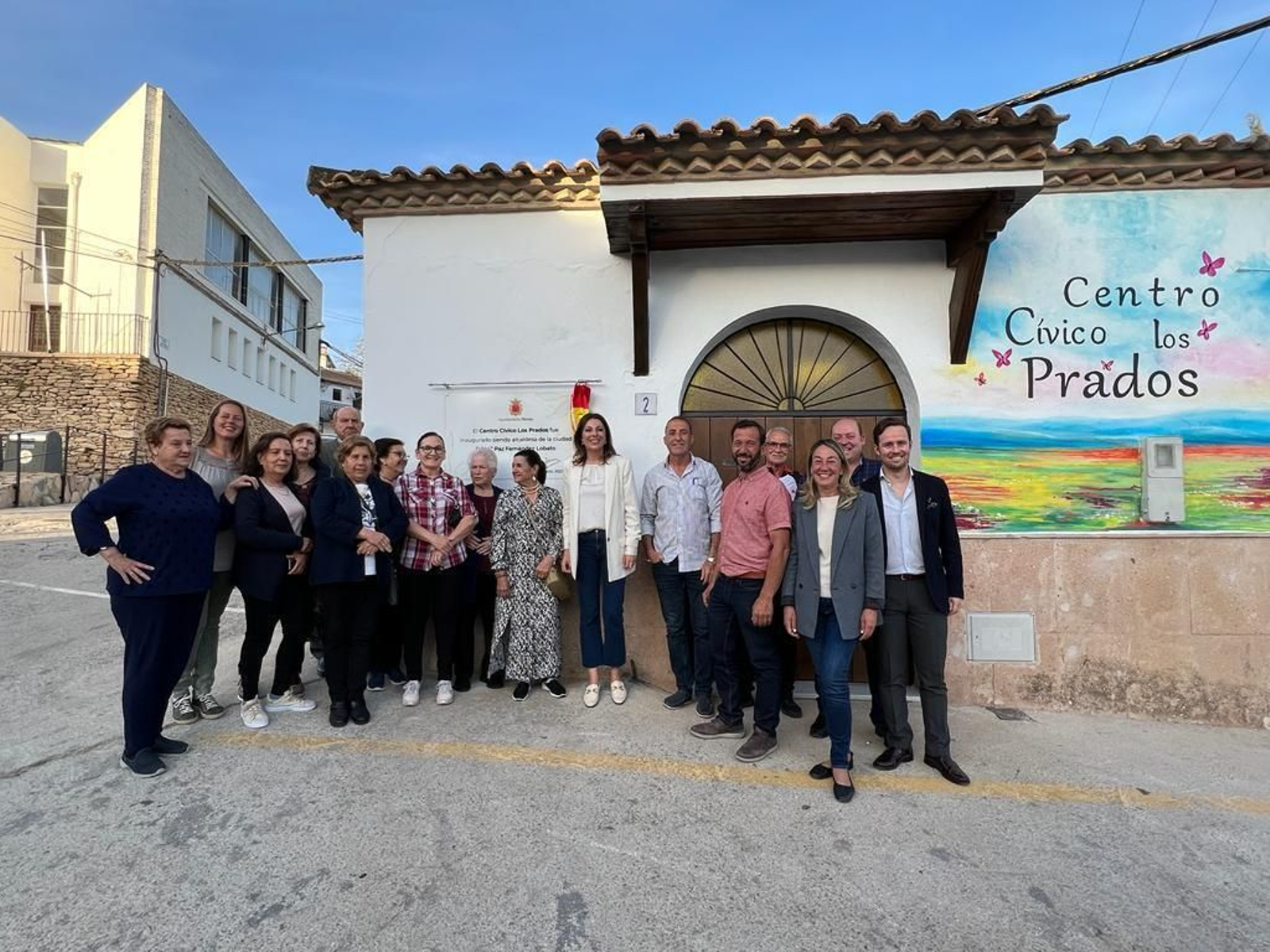 Visita de vecinos y responsables municipales al centro cívico de Los Prados.