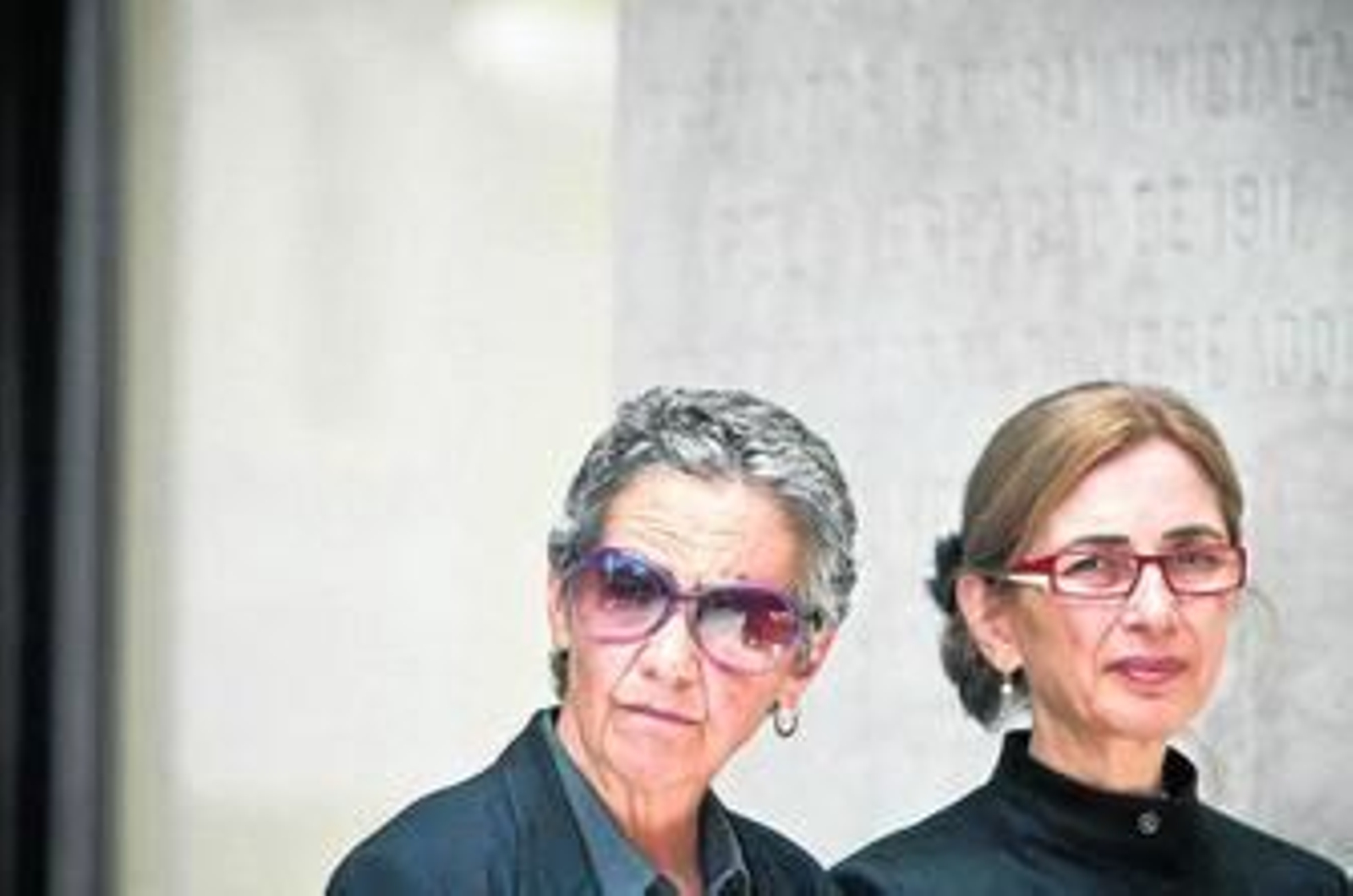 La hija de Saramago, Violante, y la viuda, Pilar del Río, ayer en el cementerio lisboeta del Alto de San Juan.