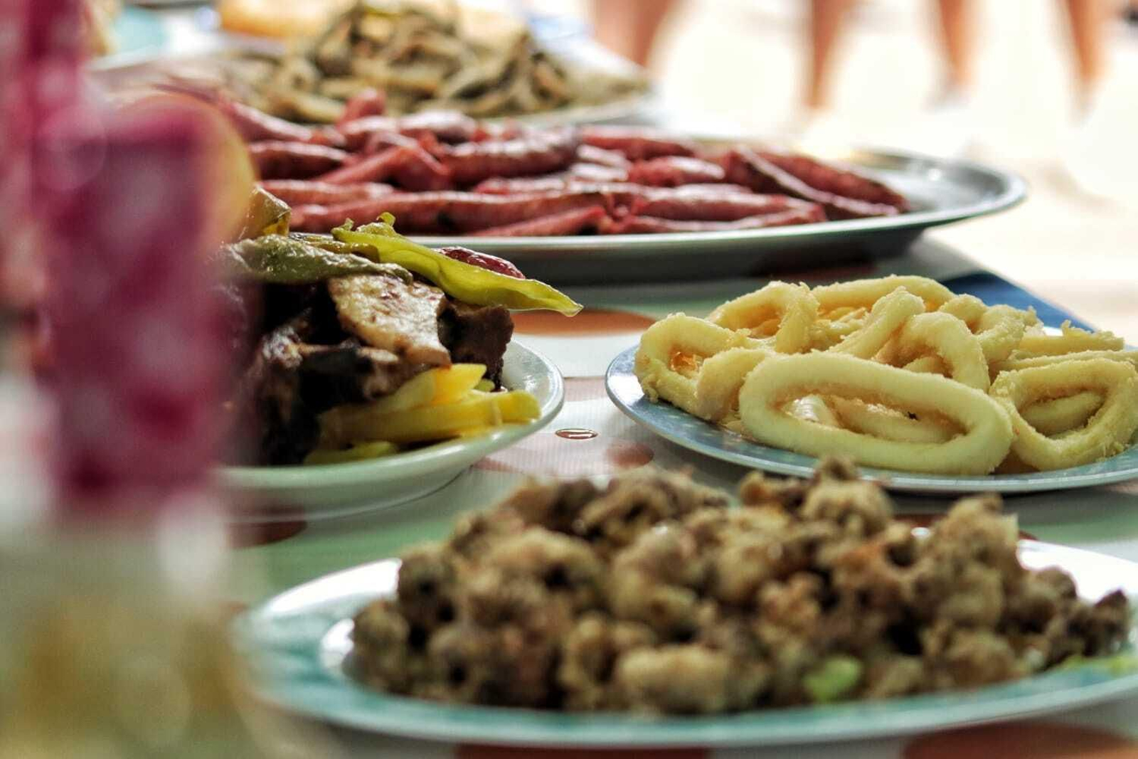 Pulpos, calamares, pimientos fritos en las casetas Del Real