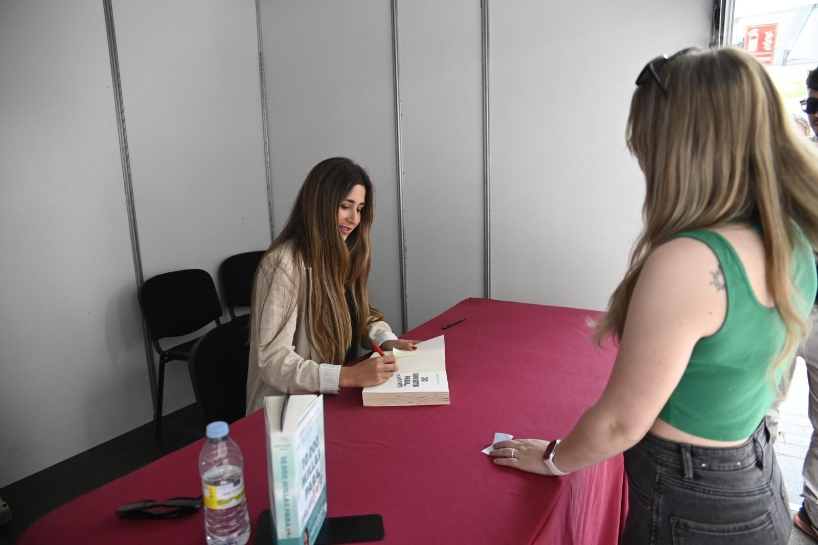 La multitudinaria presentación de Mercedes Ron en la Feria del Libro de Córdoba, en imágenes