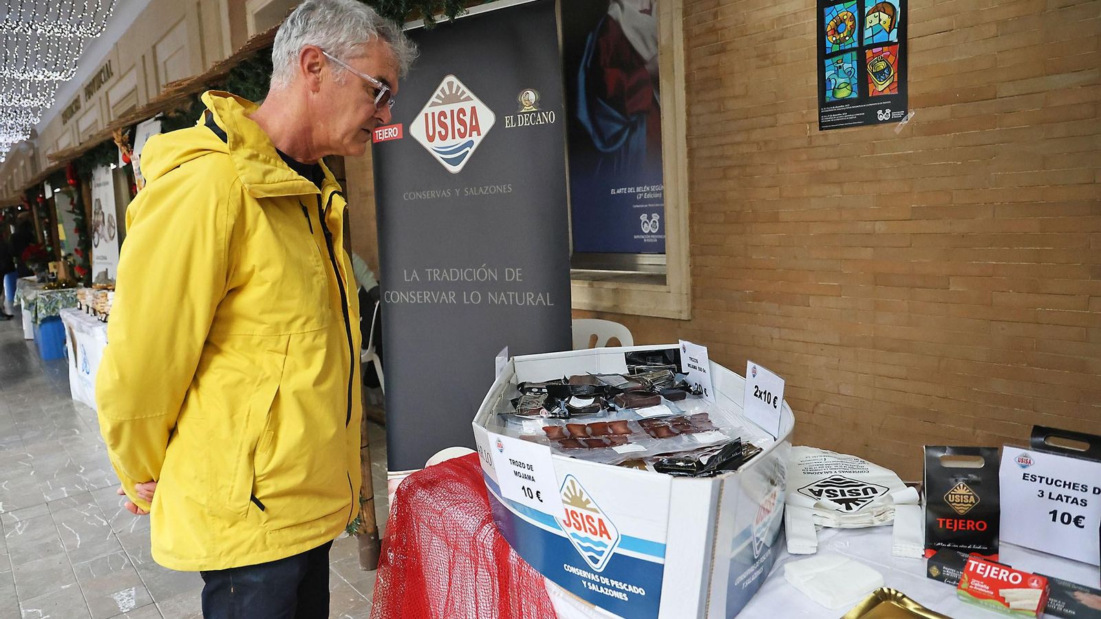 La población observando las conservas de la provincia.