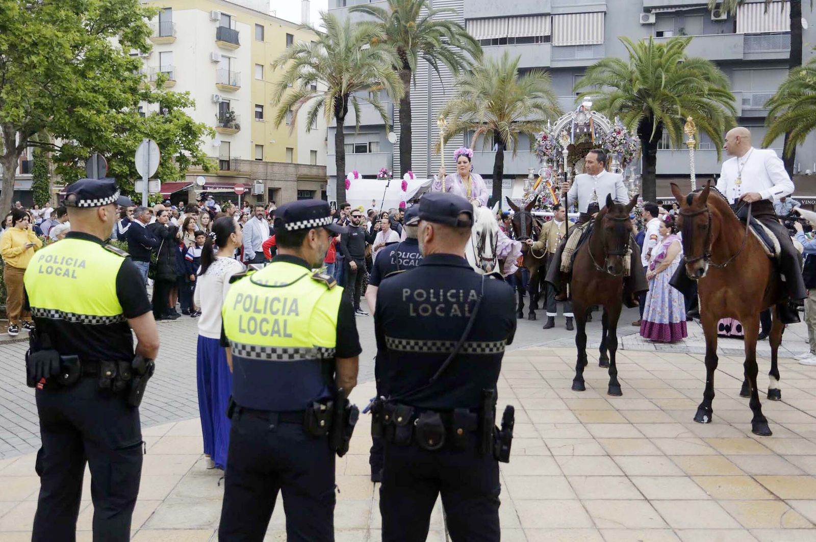 El Rocío 2023: Imágenes de la Hermandad de Emigrantes en su salida de Huelva