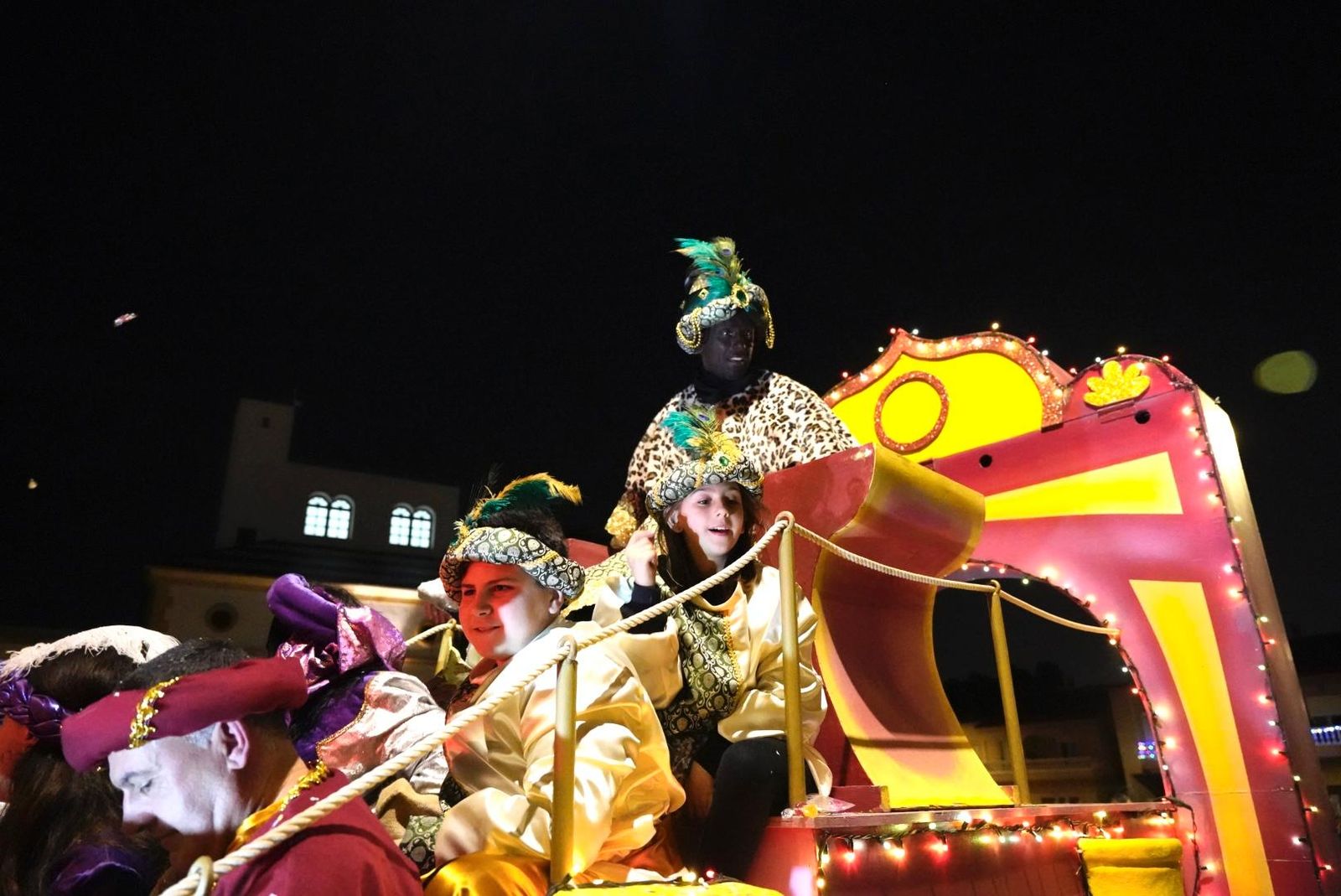 La cabalgata de Huércal de Almería, en imágenes: miles de personas reciben a los Reyes Magos