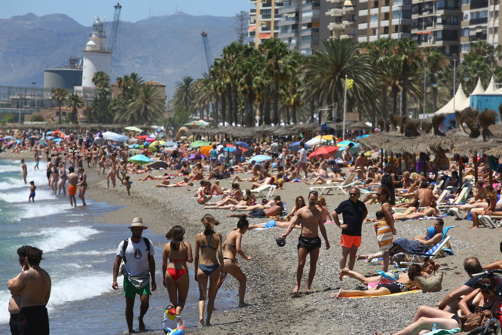 Estos días ofrecen estampas de paisajes humanos capaces de poner a prueba a la mayor de las paciencias. Tolerancia o destierro.