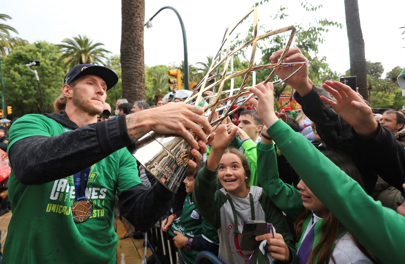 El Unicaja celebra en las calles de Málaga el título de la BCL