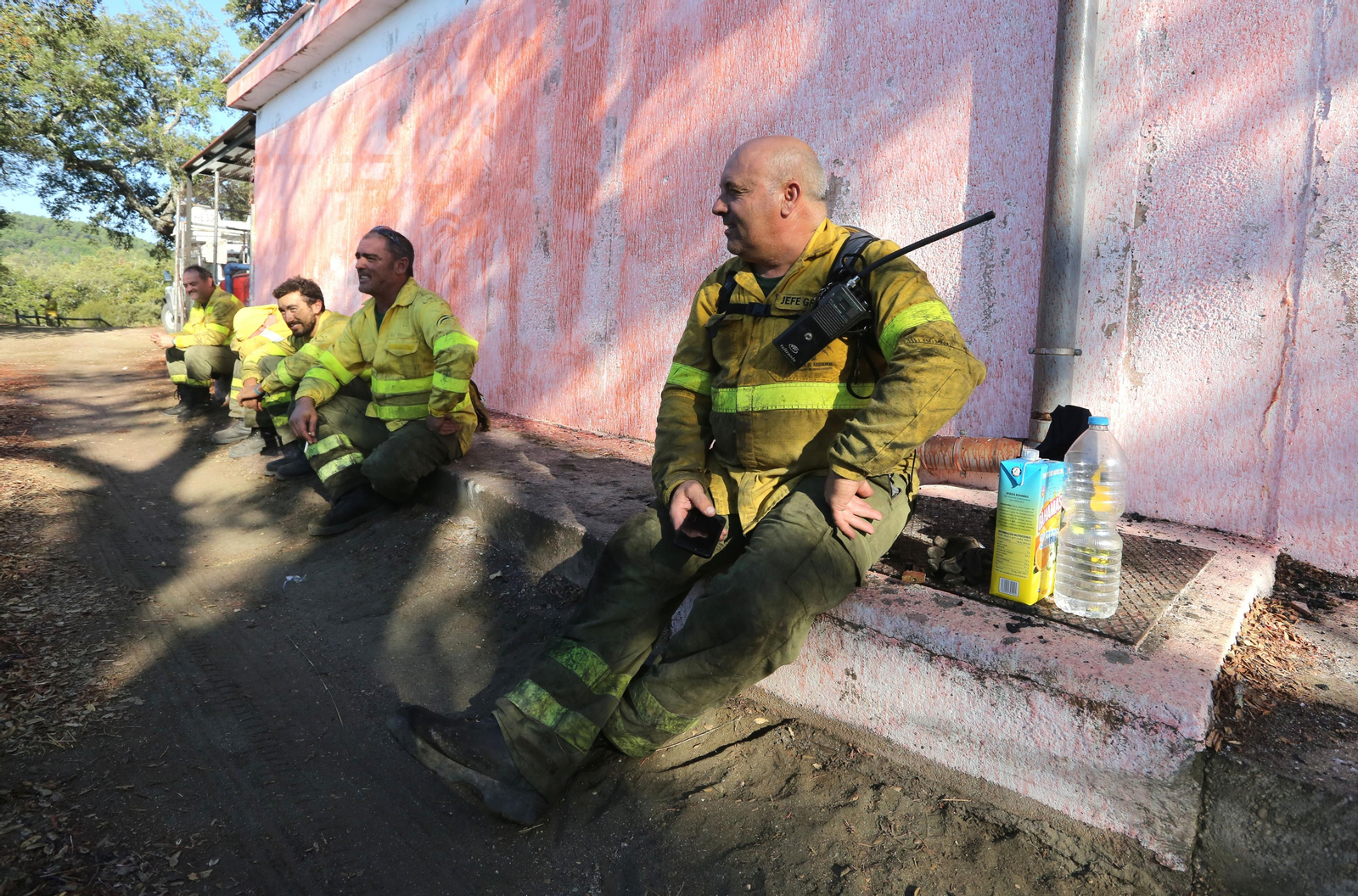 Imágenes del área afectada por el fuego del segundo día en el incendio de Almonaster