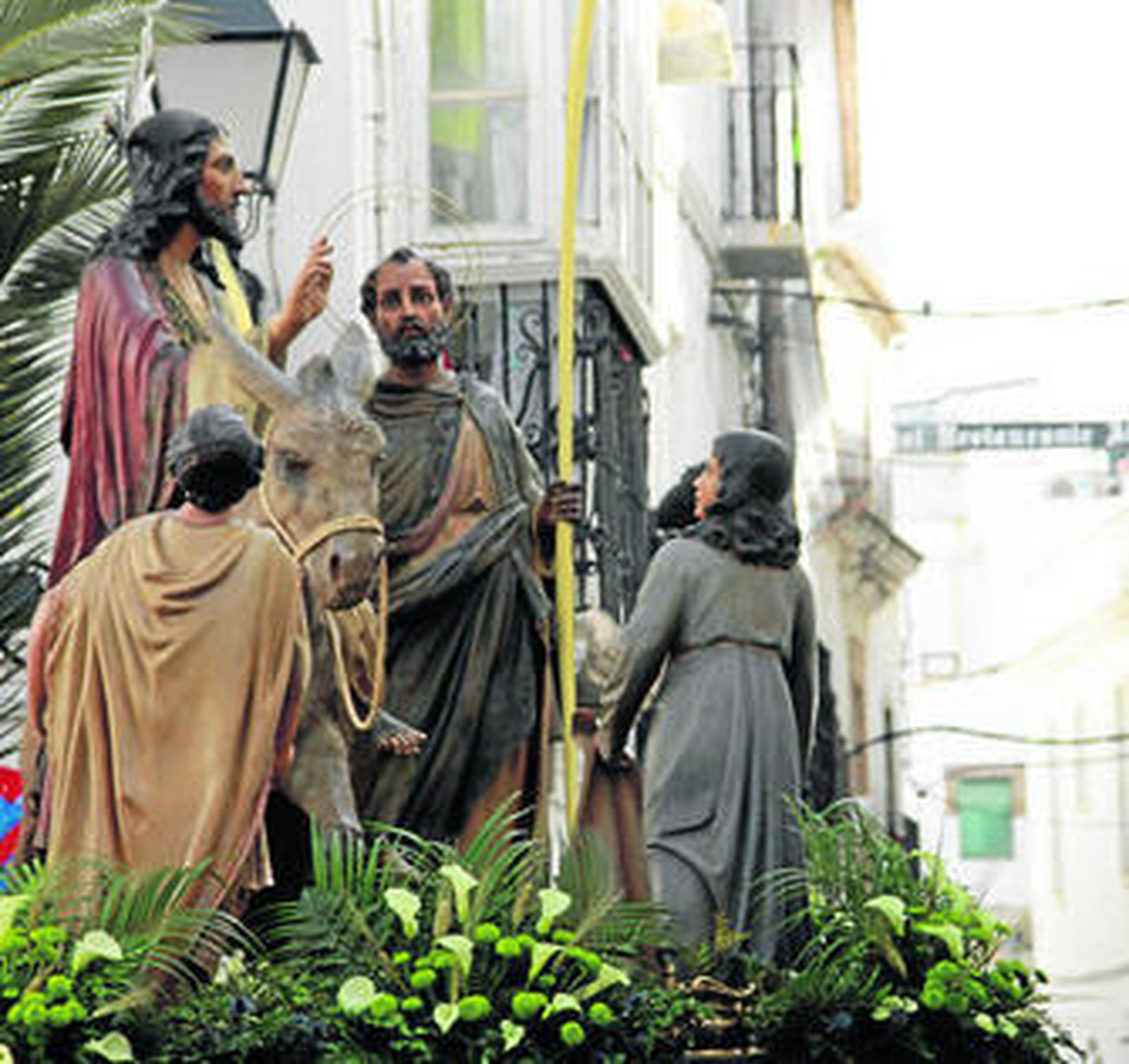 Imagen del Cristo a su paso por las calles de la ciudad de Tarifa.