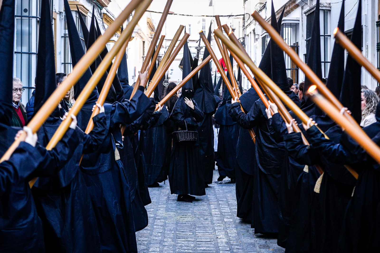 Imágenes de la salida de Santo Entierro en la Semana Santa de San Fernando 2025