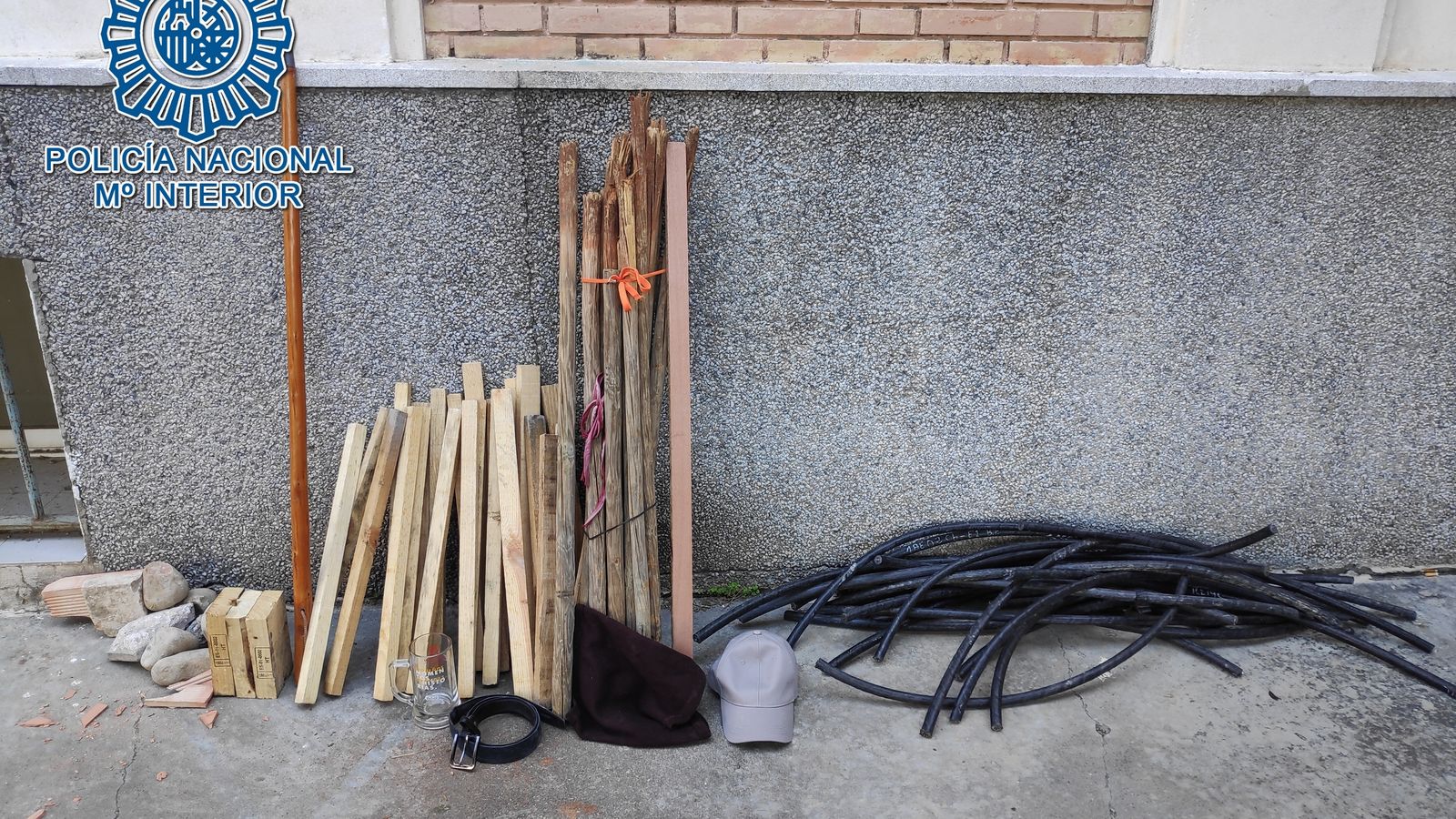 Palos y cables para utilizarlos a modo de porras.