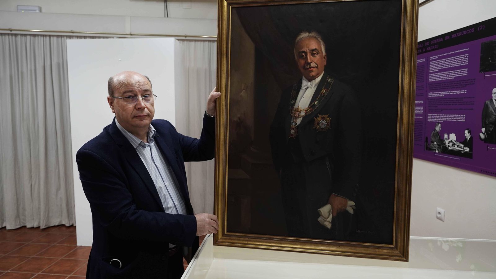Durán muestra el original del primer retrato oficial del primer presidente de la II República.
