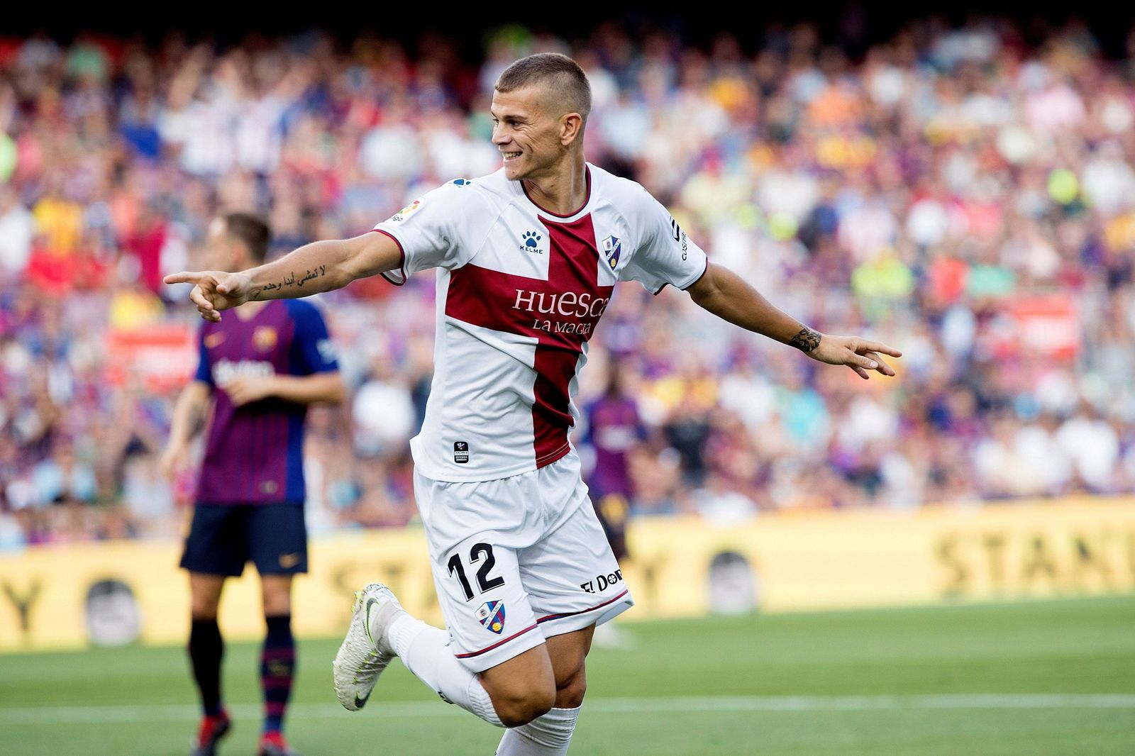 Samuele Longo celebra un gol con el Huesca al FC Barcelona en la temporada 2018/2019.