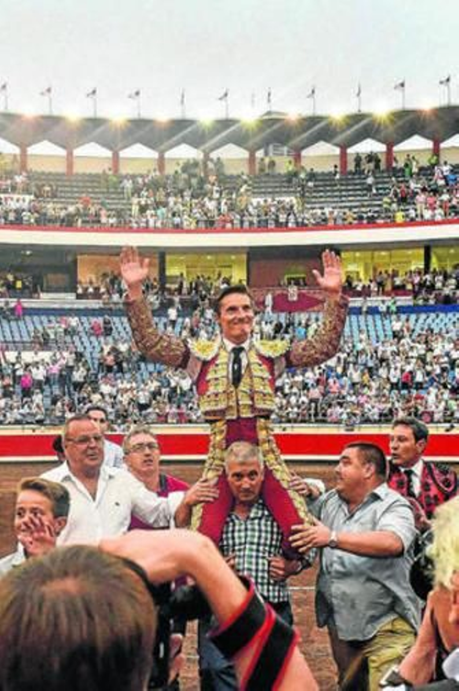 Diego Urdiales, en su salida a hombros de la plaza de toros de Bilbao.