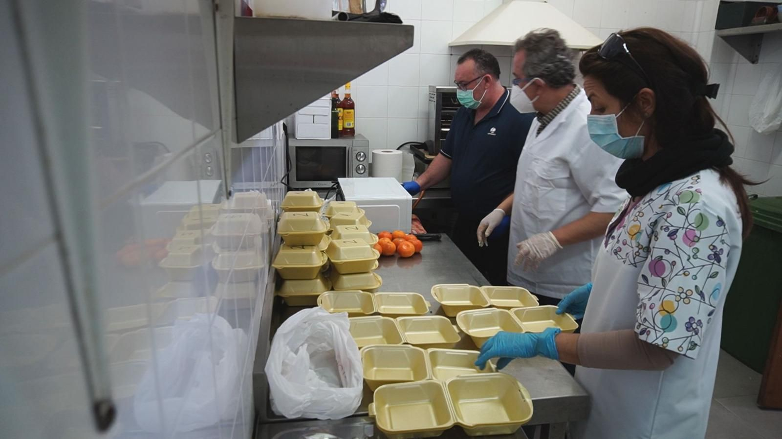 La preparación de la comida repartida en Tarifa