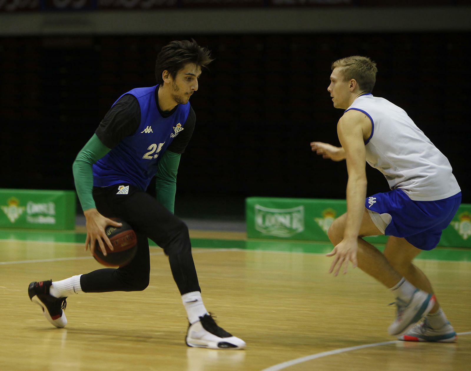 Sipahi encara a Borg en una sesión de trabajo en San Pablo del Coosur Real Betis.