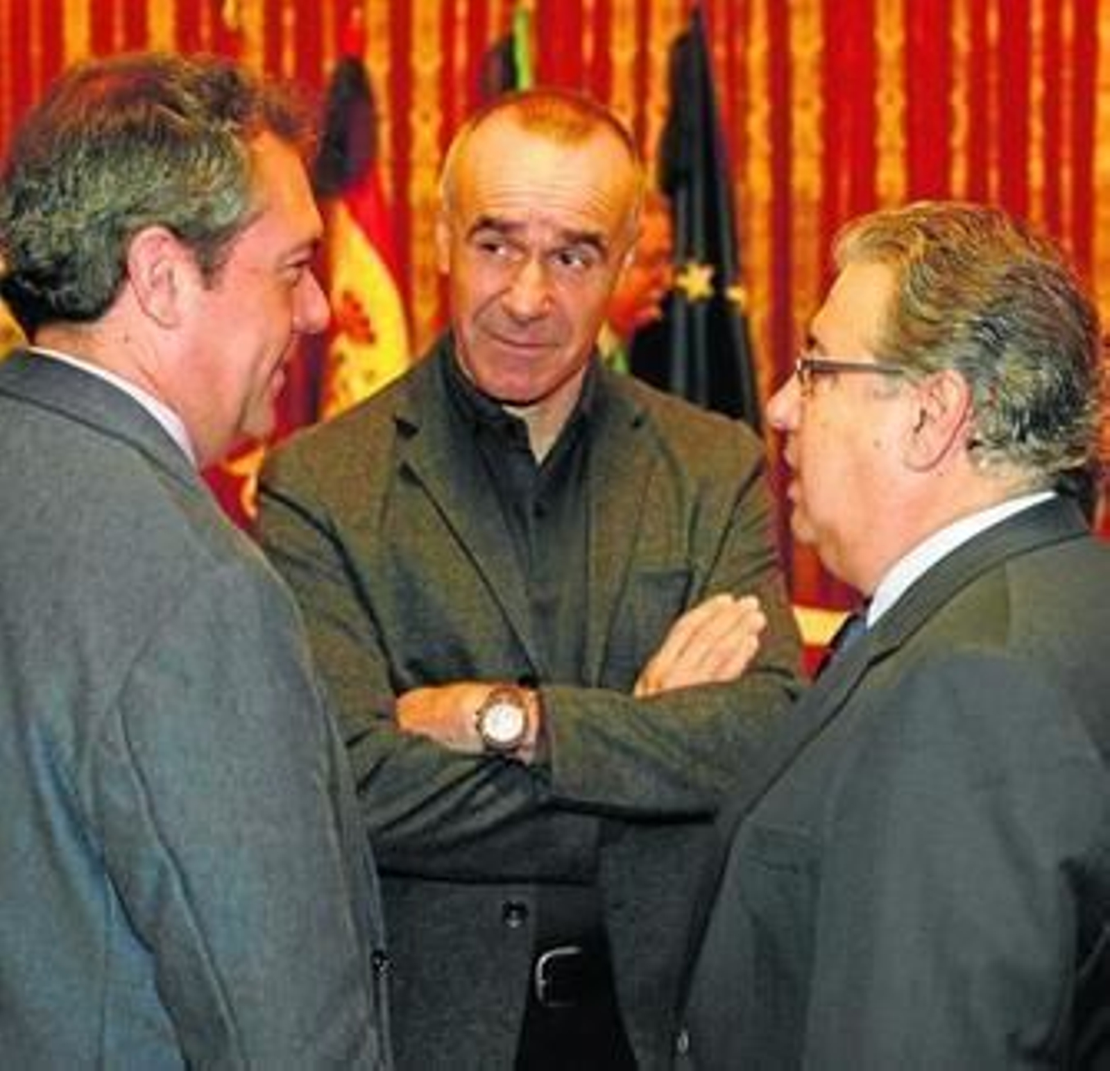 El alcalde, Juan Ignacio Zoido, conversa con los portavoces del PSOE, Juan Espadas y Antonio Muñoz.