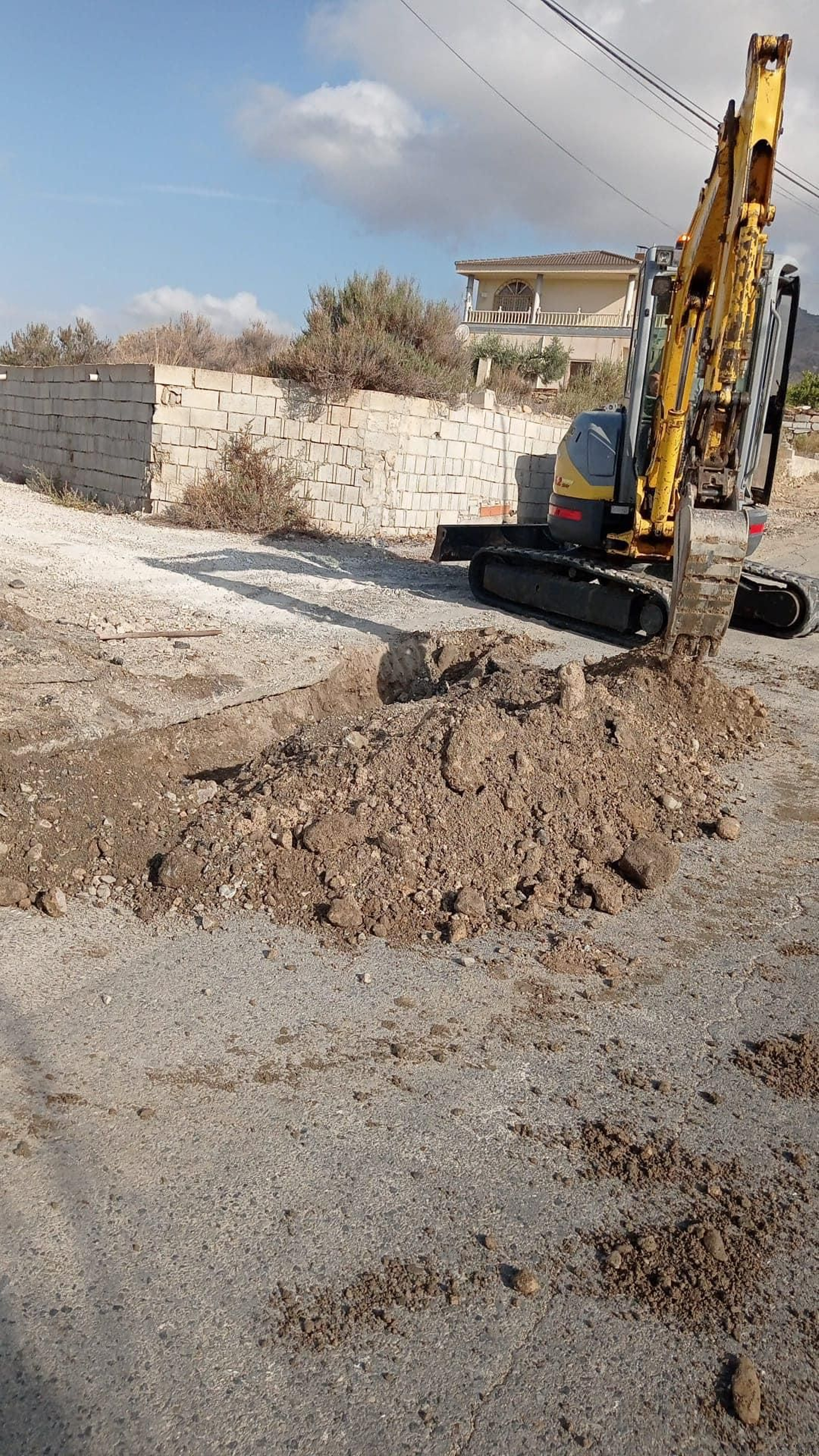 Excavadora levantando del terreno para modificar el sistema de abastecimiento de Olula del Río Excavadora levantando del terreno para modificar el sistema de abastecimiento de Olula del Río