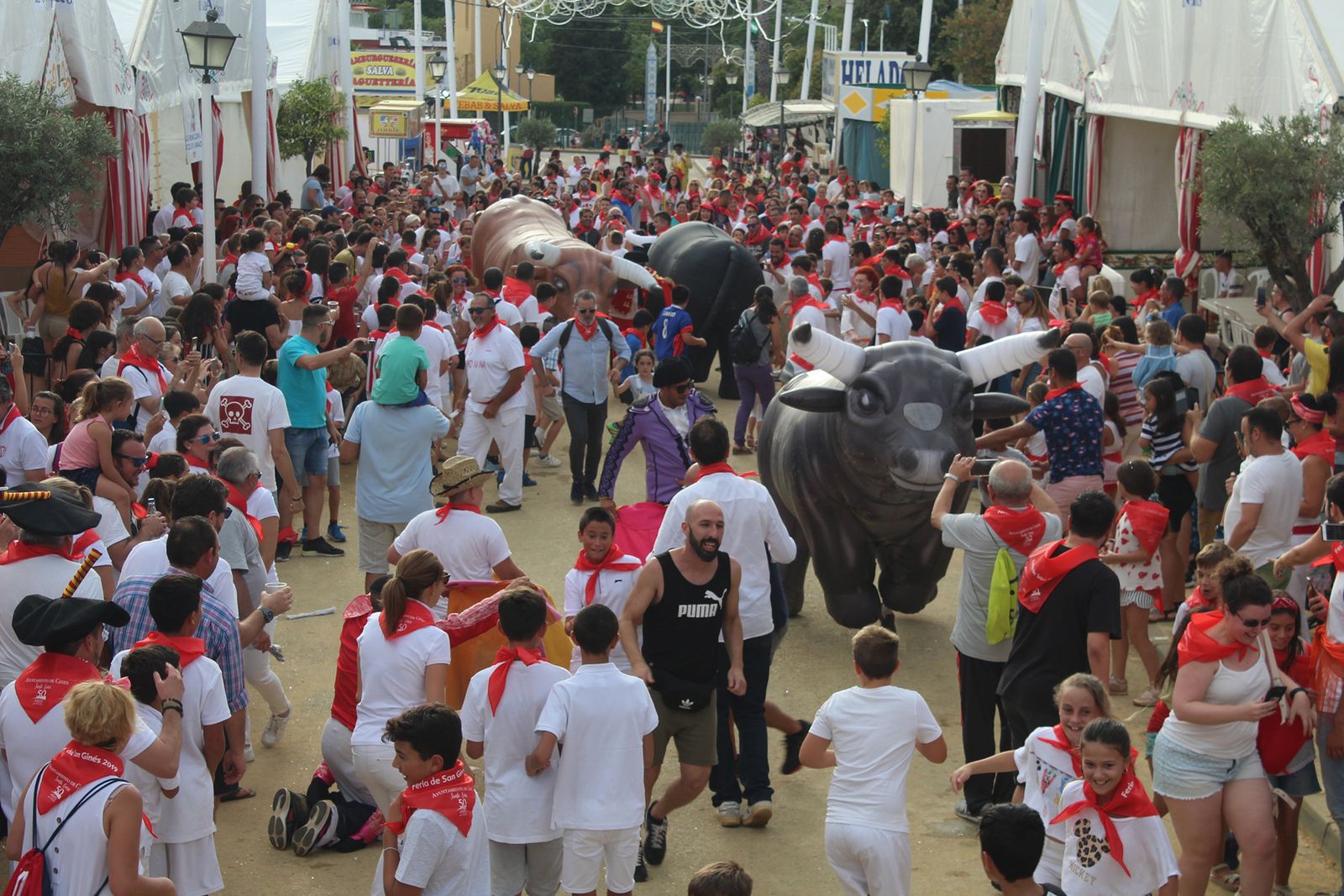 El curioso encierro de Los San Ginines se celebra el sábado en la Feria de Gines.