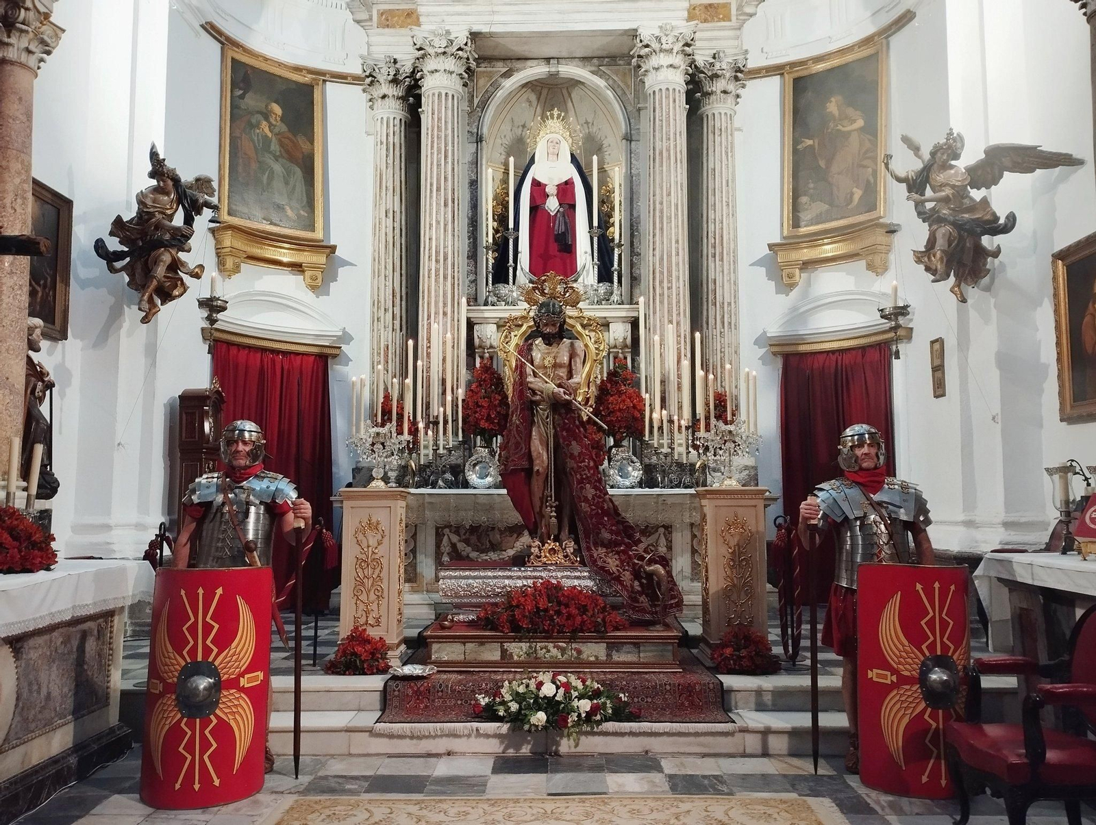 Besamano de Ecce-Homo, con escolta romana a los lados del Señor, en la iglesia de San Pablo.
