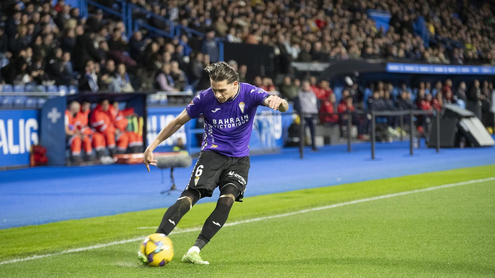 Álex Sala golpea el balón en un momento del partido del Córdoba CF en Riazor. Álex Sala golpea el balón en un momento del partido del Córdoba CF en Riazor.