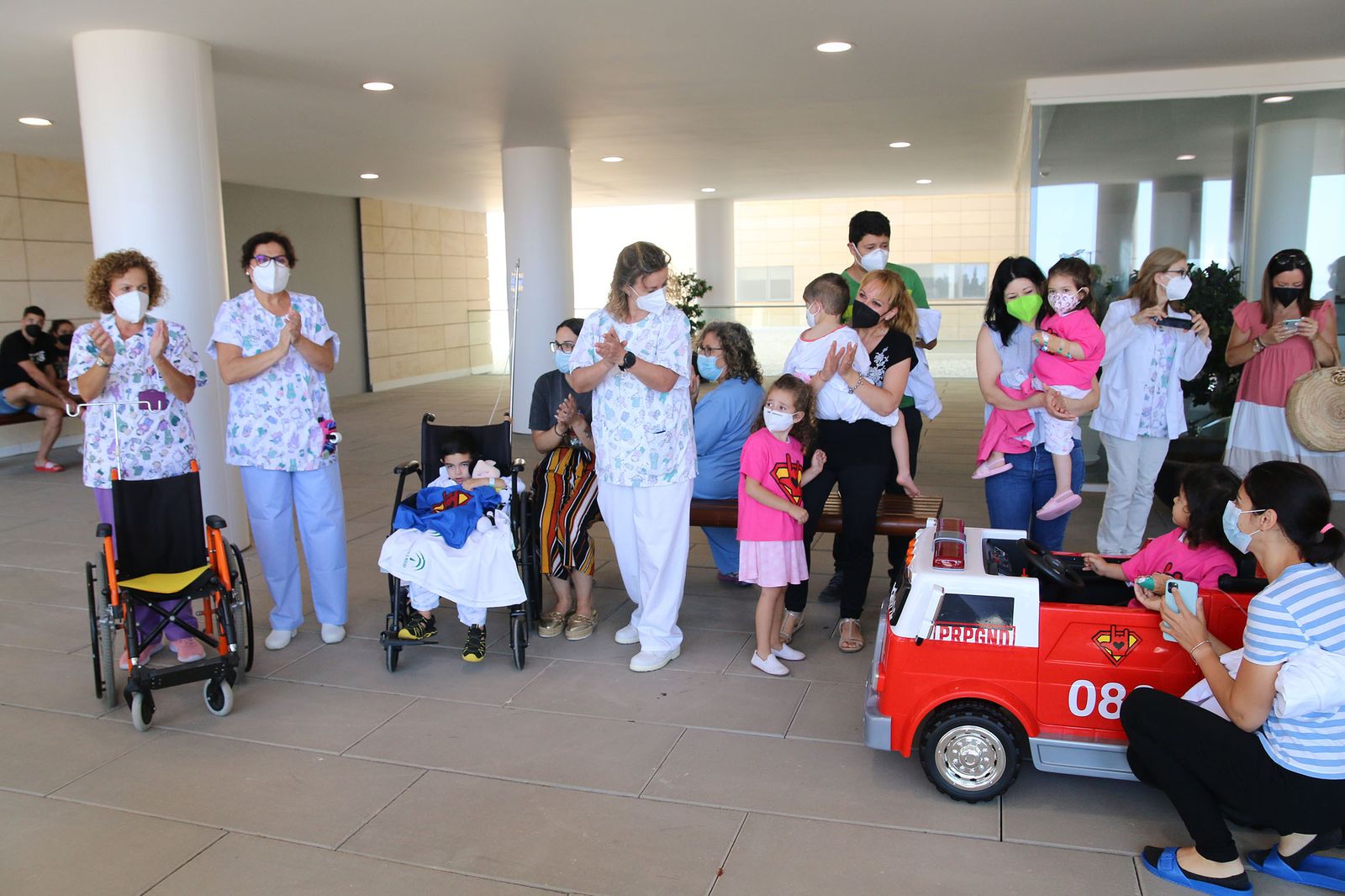 Fotogalería los bomberos de Almería regalan un cochecito eléctrico y camisetas a los niños hospitalizados de Torrecárdenas