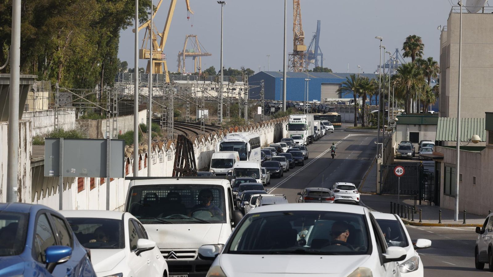 Mañana de tráfico intenso en Cádiz. Mañana de tráfico intenso en Cádiz.