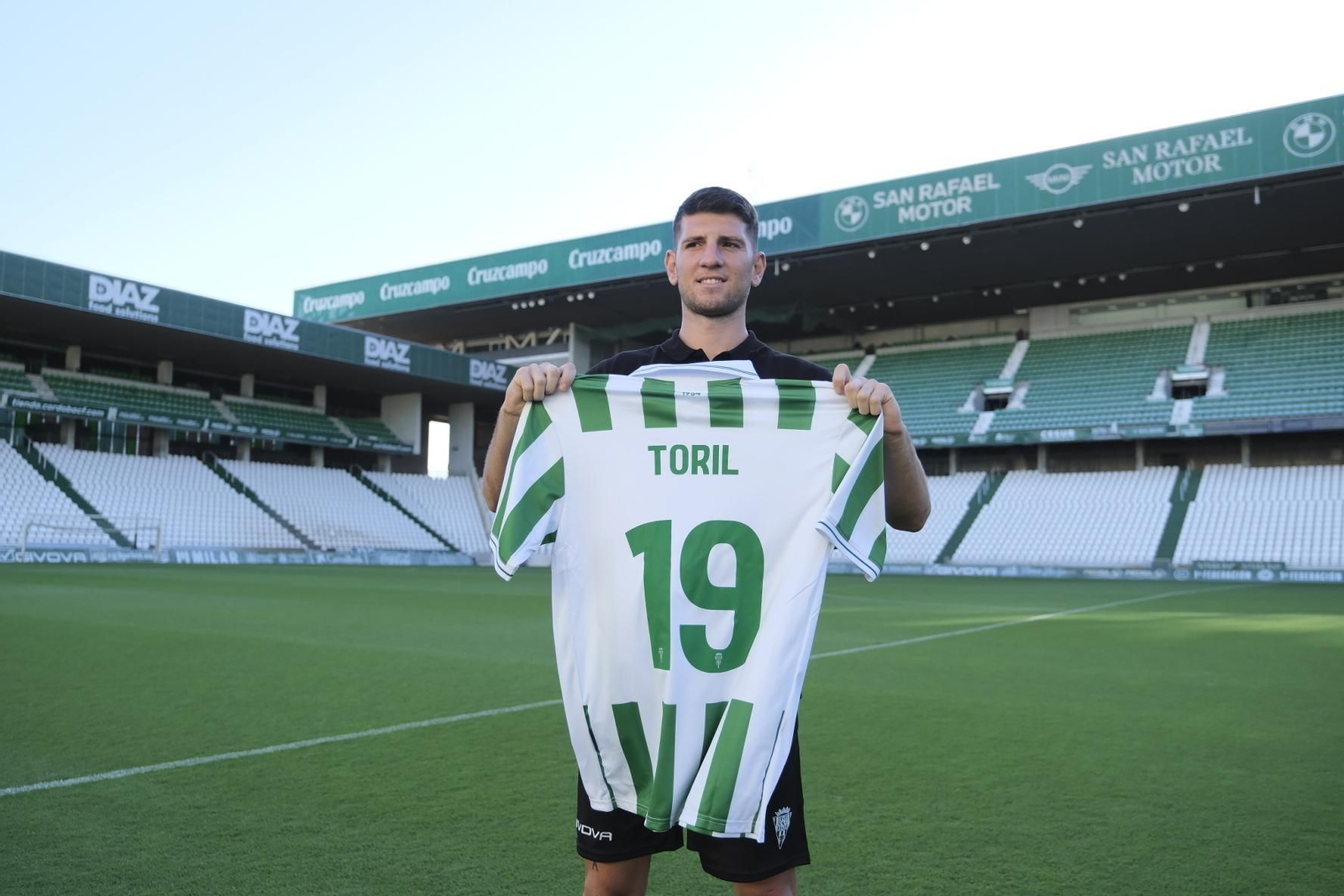 La presentación de Alberto Toril como nuevo jugador del Córdoba CF, en imágenes