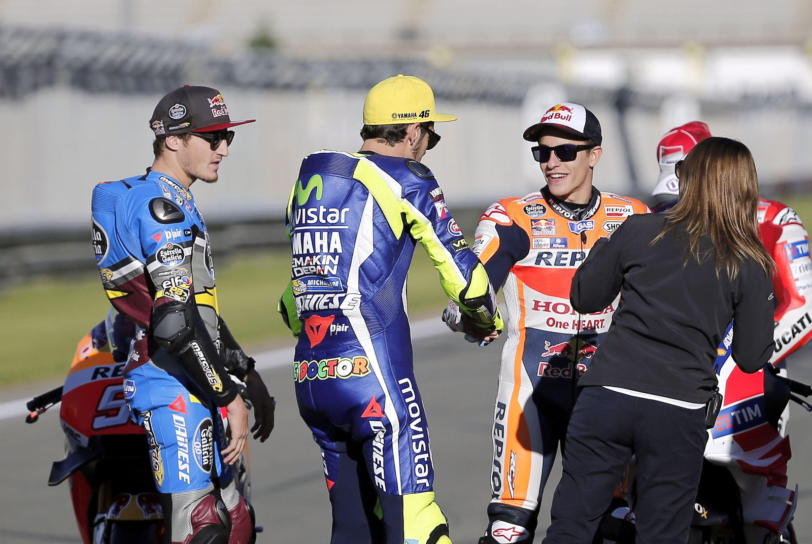 Valentino Rossi y Marc Márquez se saludan en el circuito de Valencia