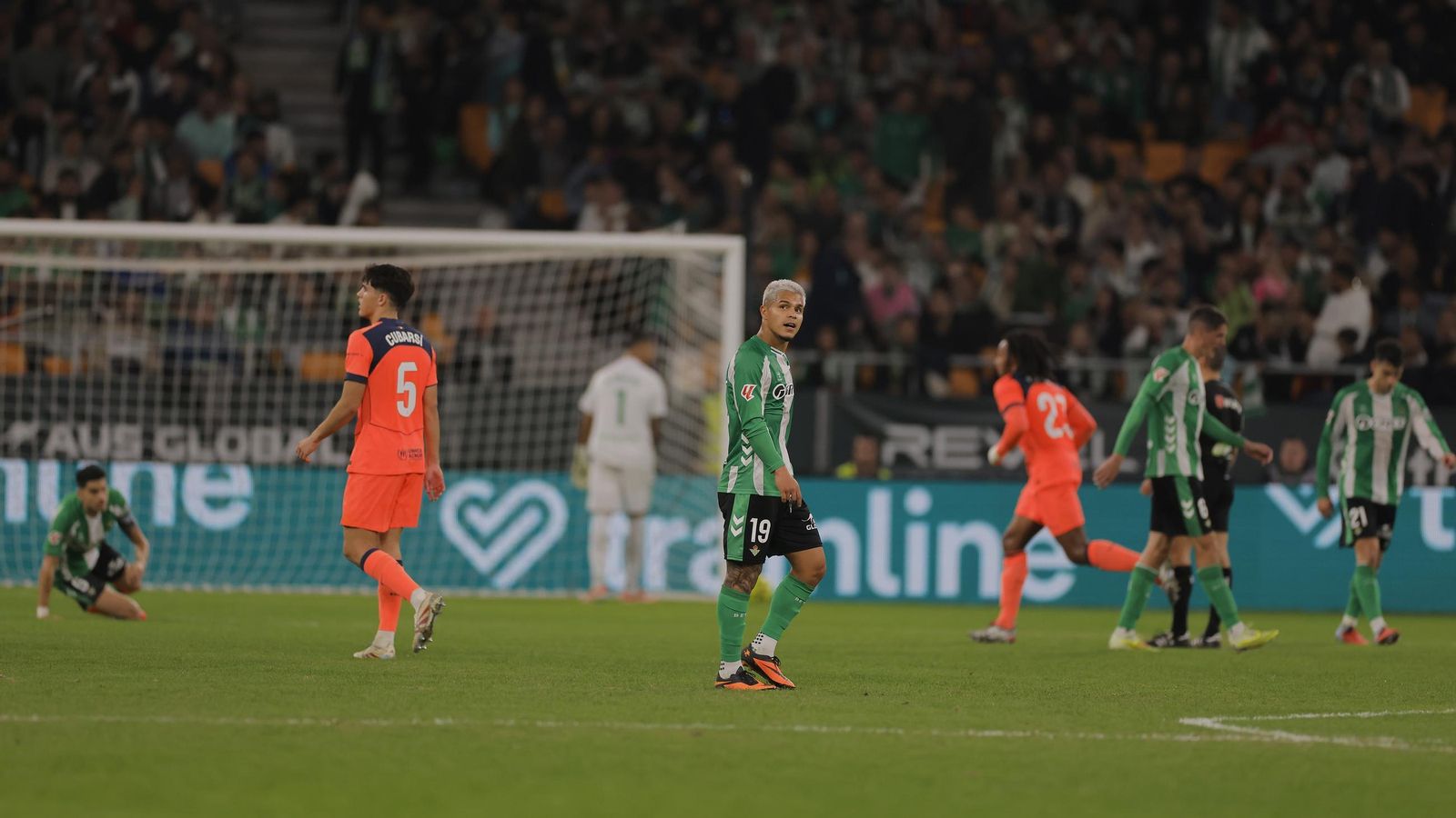 El Cucho, resignado al igual que el resto de compañeros, tras encajar el Betis uno de los goles ante el Barça.