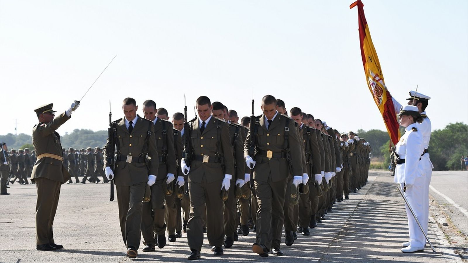 Paso de a tres bajo la bandera en el acuartelamiento de Camposoto.