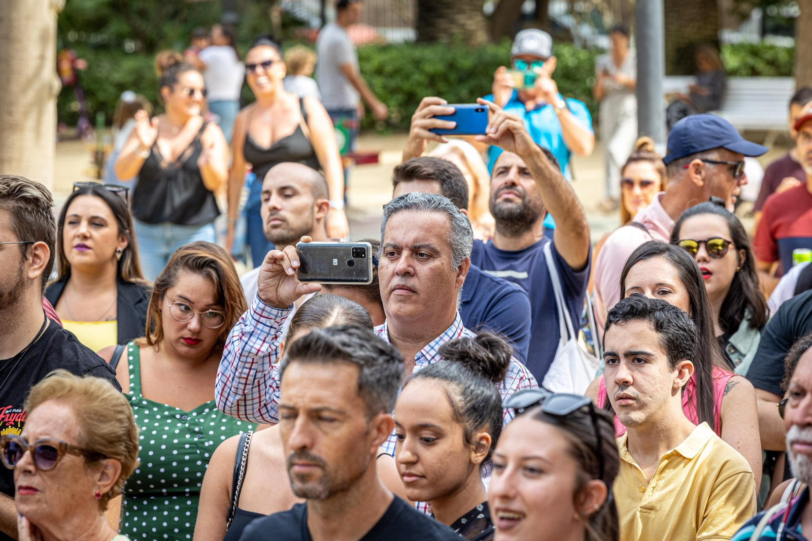 Búscate en SailGP Cádiz: La ciudad disfruta del ambiente del domingo con las actividades, las carreras y los bares