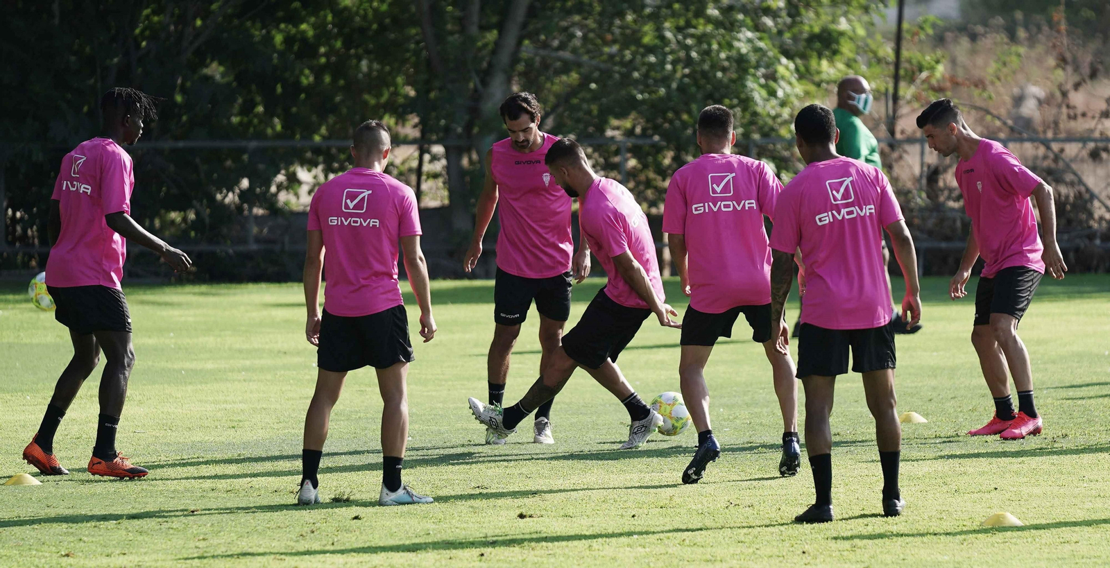 Los jugadores del Córdoba CF hacen un rondo en un entrenamiento.