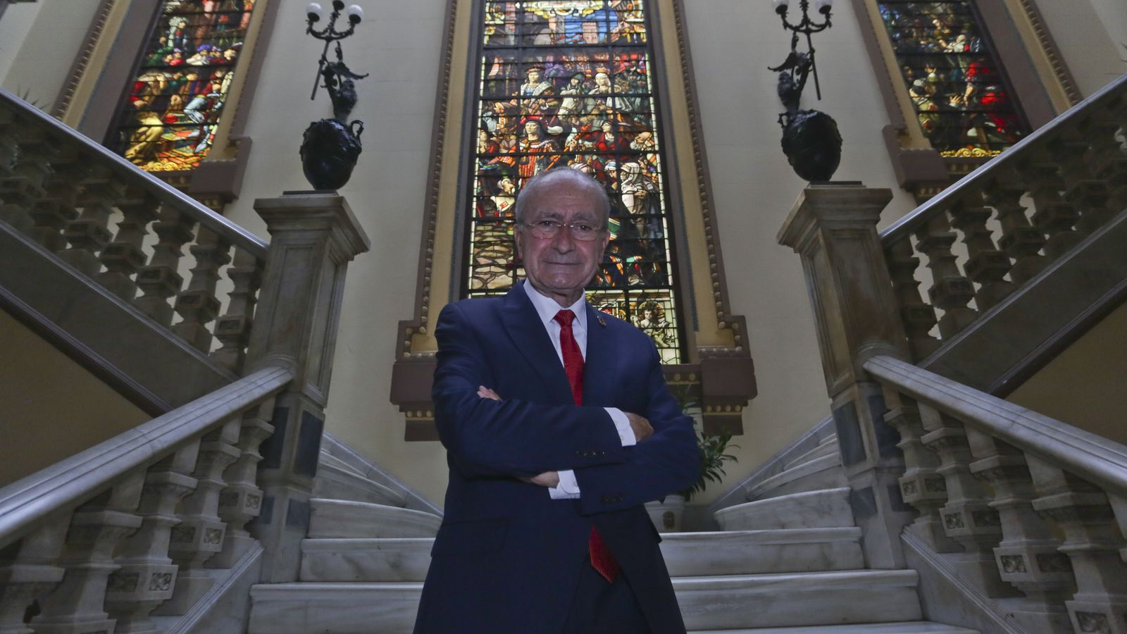 De la Torre, en la emblemática escalera de la Casona del Parque.