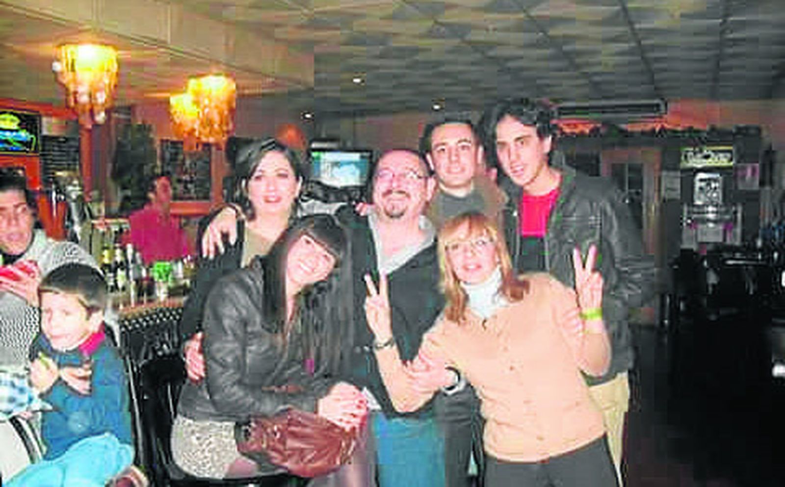 Fiesta en La Cueva. La cervecería JJ La Cueva ofrece un ambiente muy familiar en el que se puede disfrutar a lo largo de todo el día desde el desayuno hasta los conciertos nocturnos. 

Foto: Barrionuevo