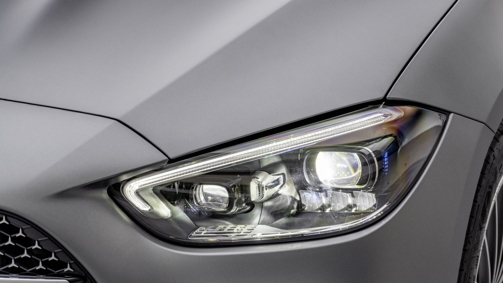 Además de los faros LED de serie, en opción se podrían sustituir por los que tienen la tecnología Digital Light estrenada en el Clase S. Estos pueden proyectar símbolos de aviso o animaciones sobre la carretera para advertir al conductor u otros usuarios de la vía.