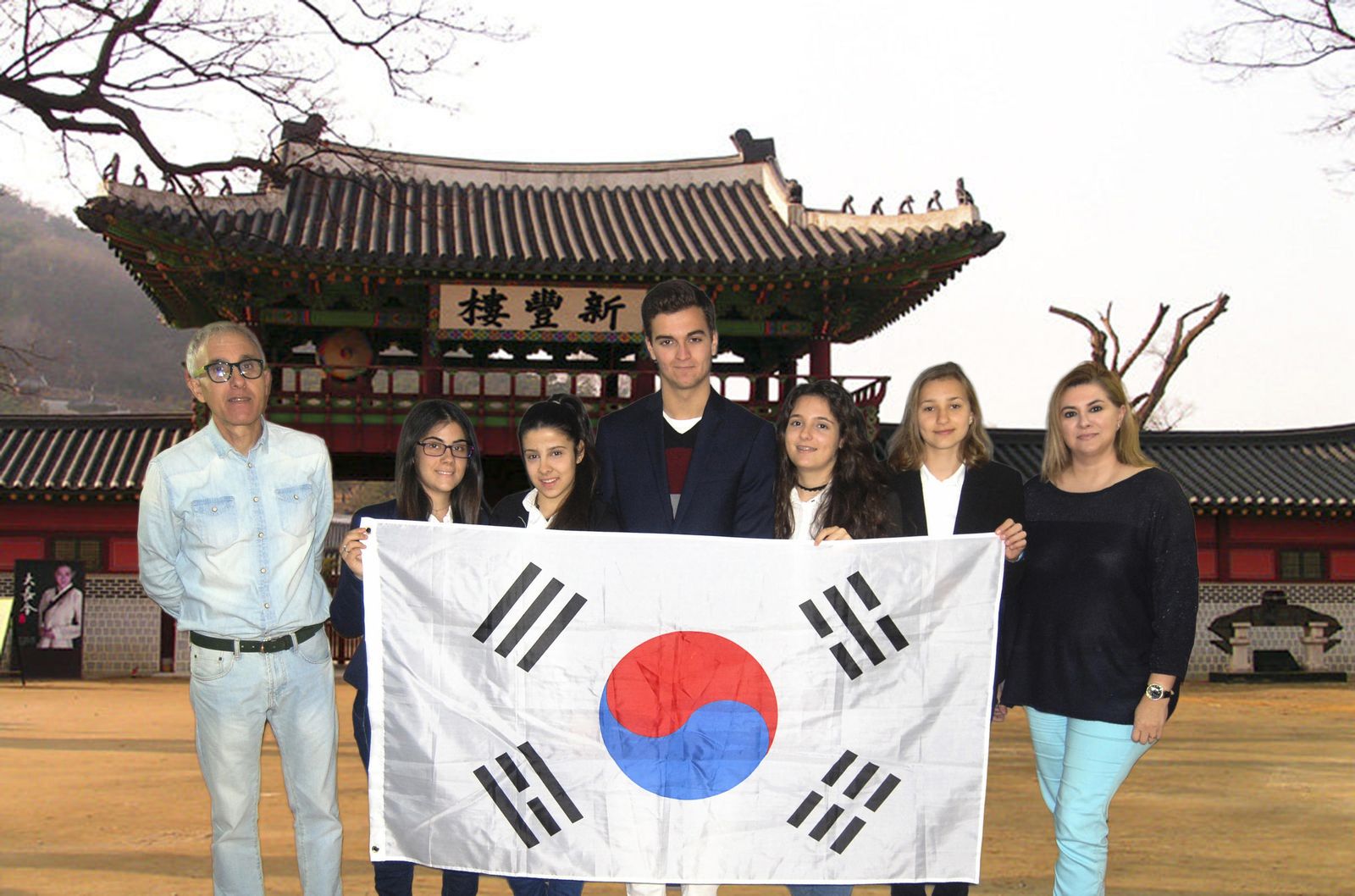 Los alumnos y los profesores que representarán al instituto como Corea del Sur.