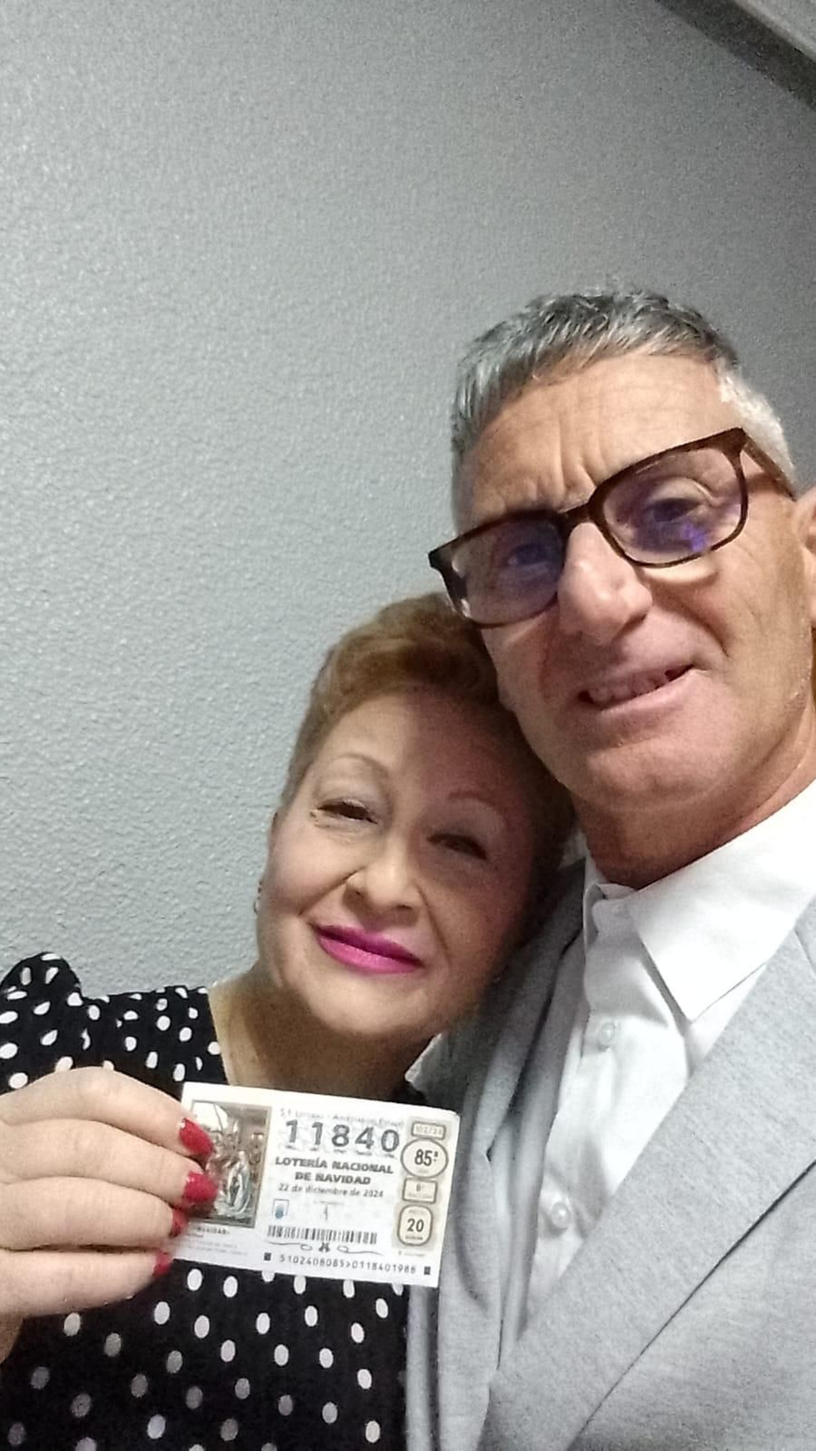 Manolo, su mujer y el décimo premiado.