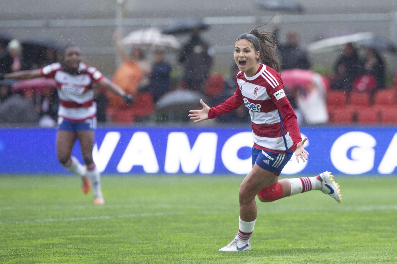 Laura Pérez celebra un gol con el Granada