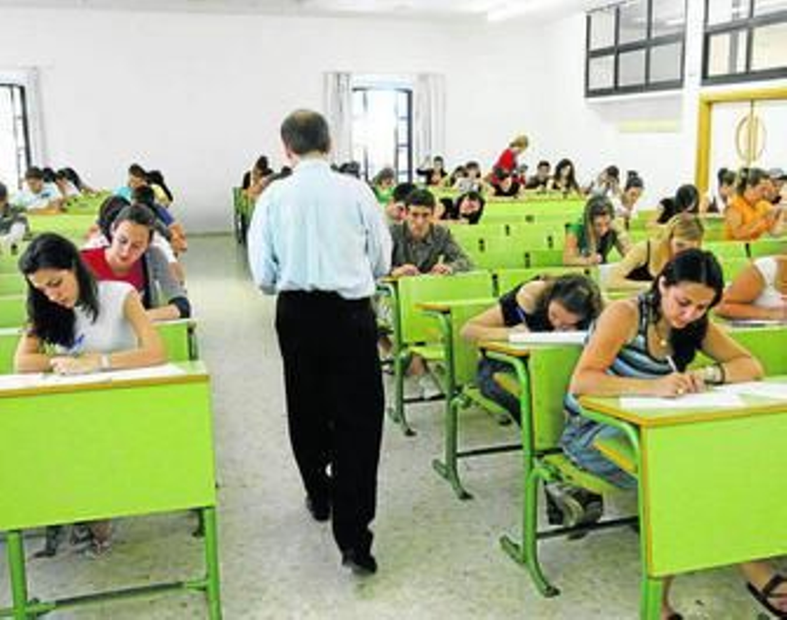 Un docente y alumnos de la Universidad de Cádiz en un aula de la Facultad de Filosofía y Letras.