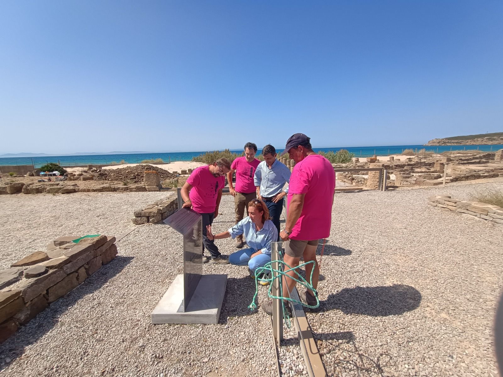 La delegada territorial de Turismo, Cultura en Cádiz, Tania Barcelona, en el yacimiento.