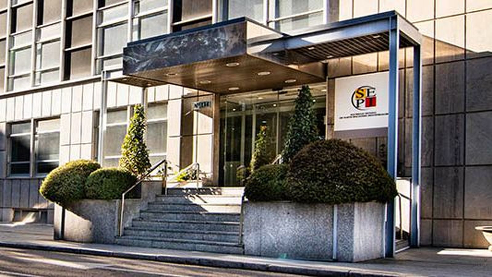Entrada a la sede de la Sociedad Estatal de Participaciones Industriales (SEPI).