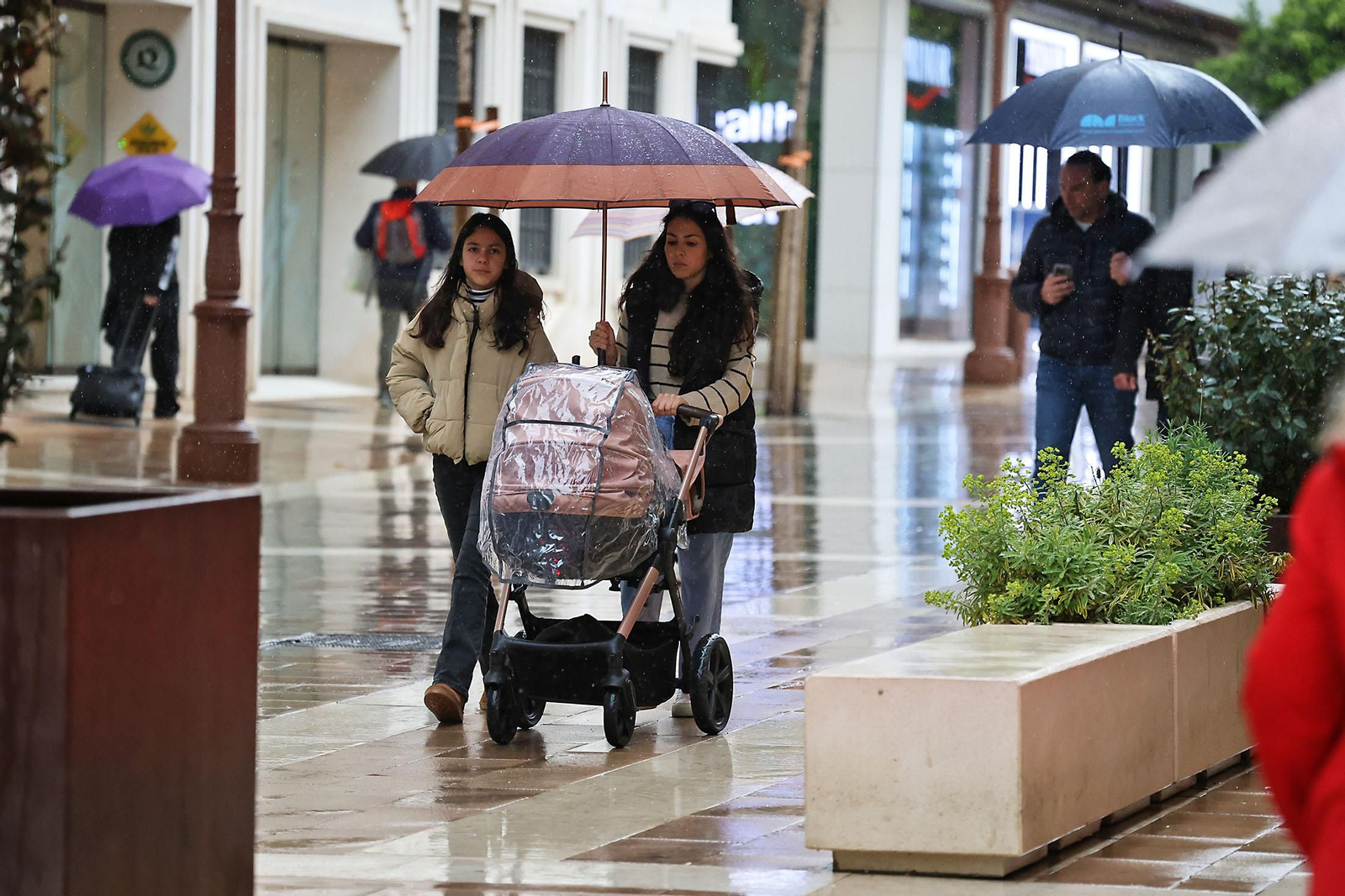 Las imágenes de la lluviosa mañana del jueves 13 de marzo en Huelva